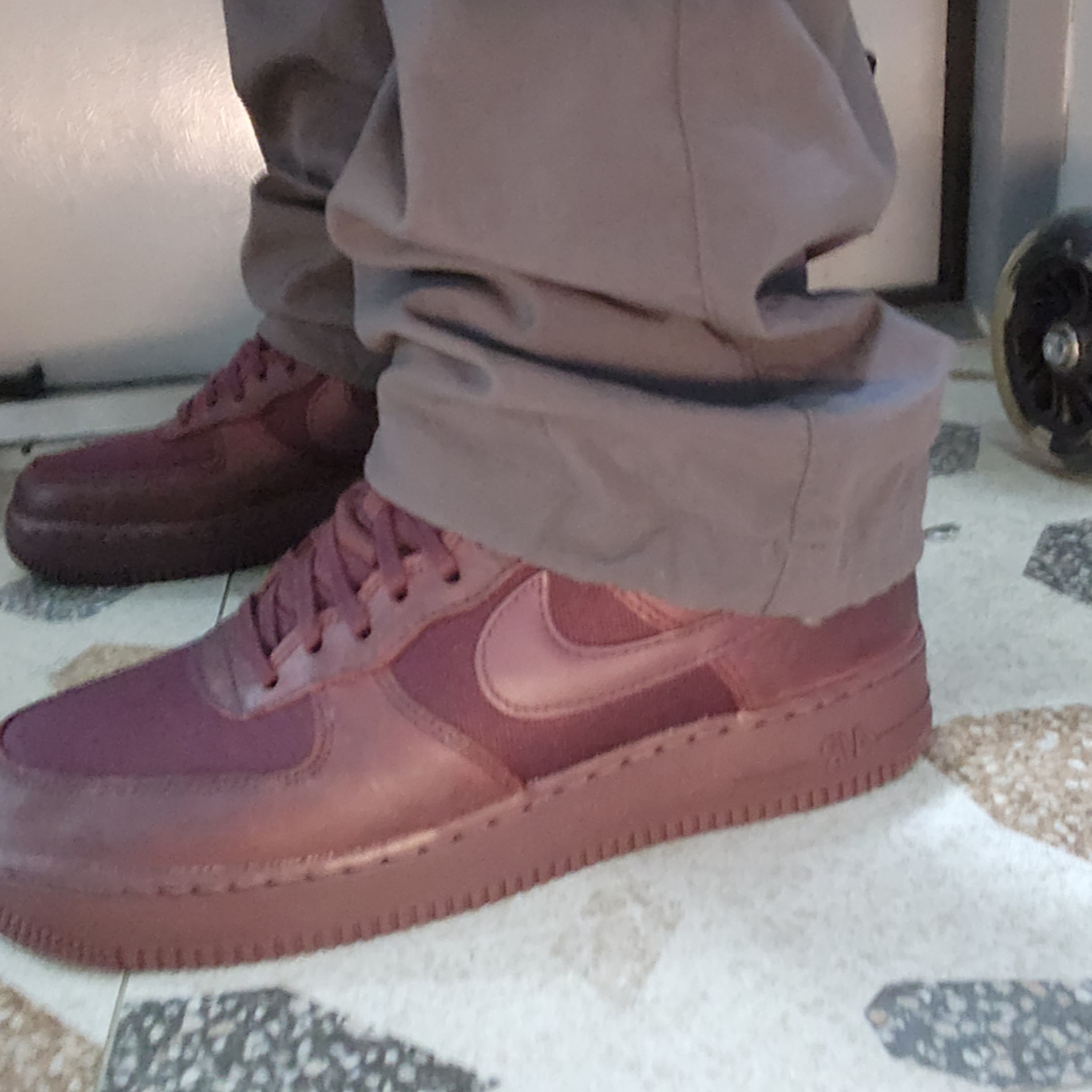 Nike Air Force 1 '07 LX Burgundy Crush 착용 스타일 - 2
