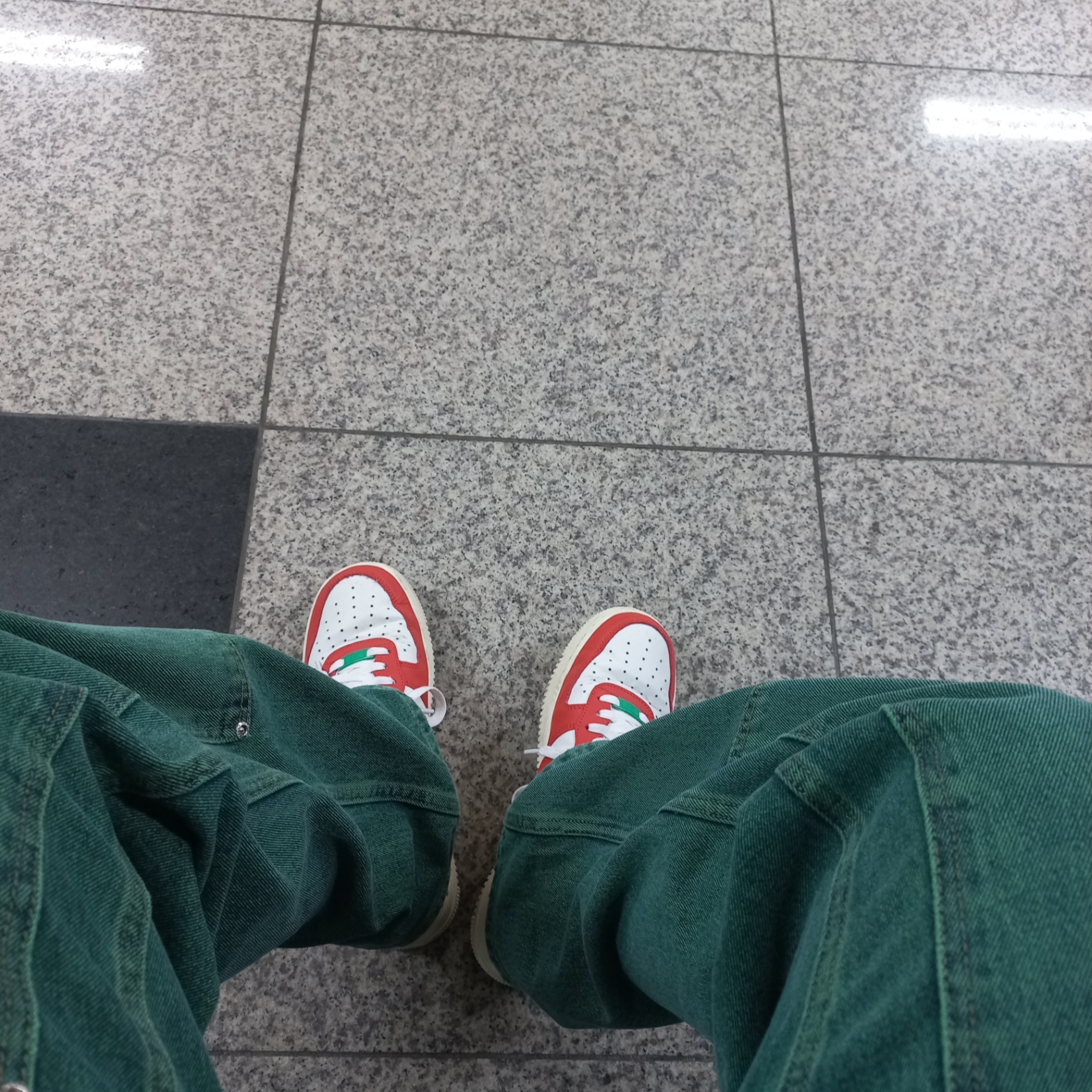 Nike Air Force 1 '07 LV8 Pojangmacha 착용 스타일
