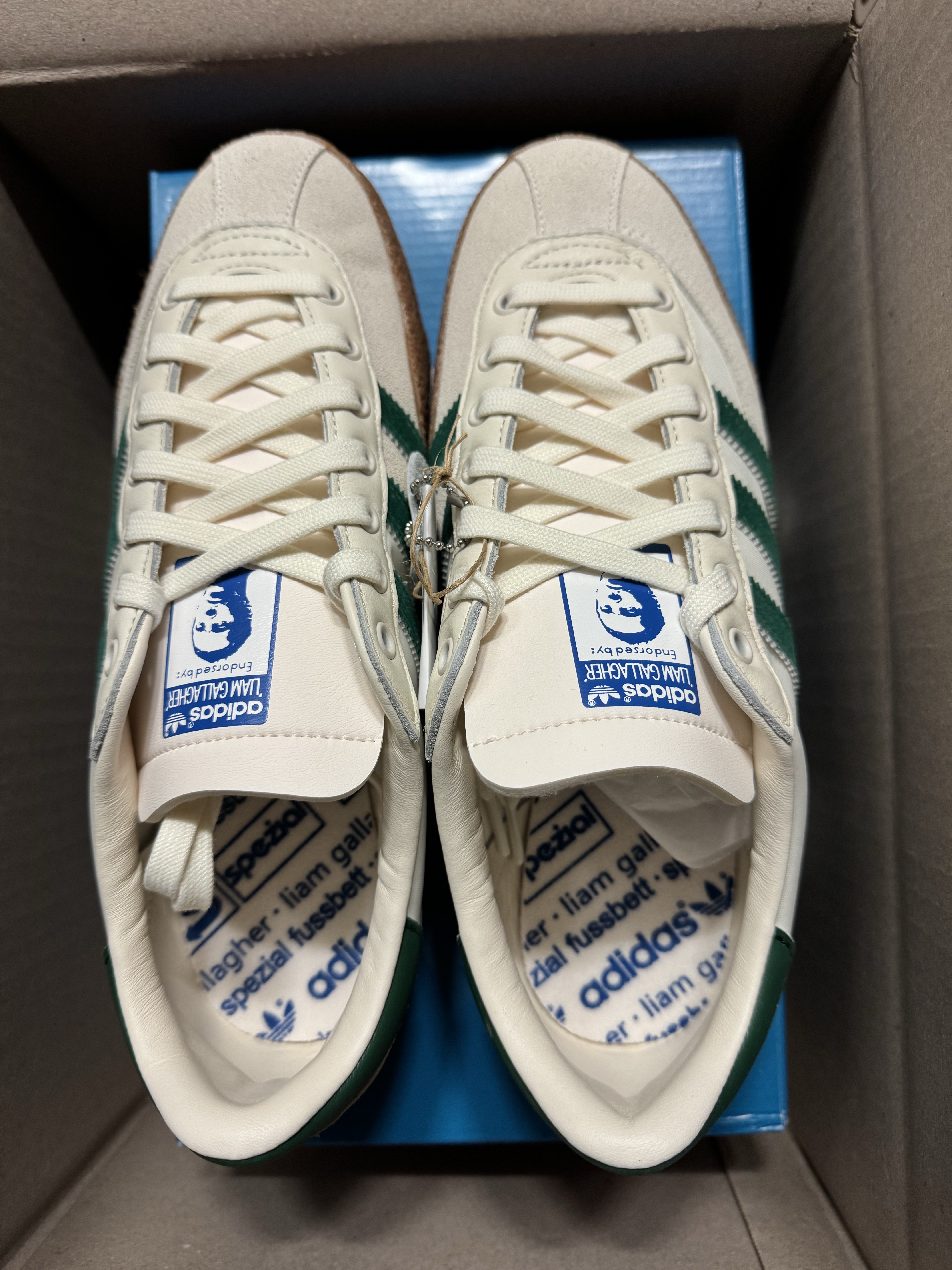 Adidas x Liam Gallagher Spezial LG II Cream White Collegiate Green, Adidas x The Grinch Forum Low Cream White Collegiate Red 착용 스타일 - 3