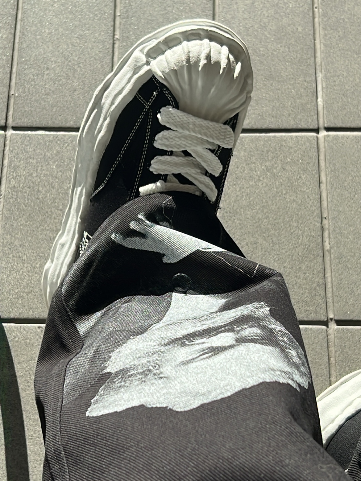 Maison Mihara Yasuhiro Blakey OG Sole Canvas Low-top Sneakers Black White, Traktat Left-side Graphic pants Black 착용 스타일 - 2