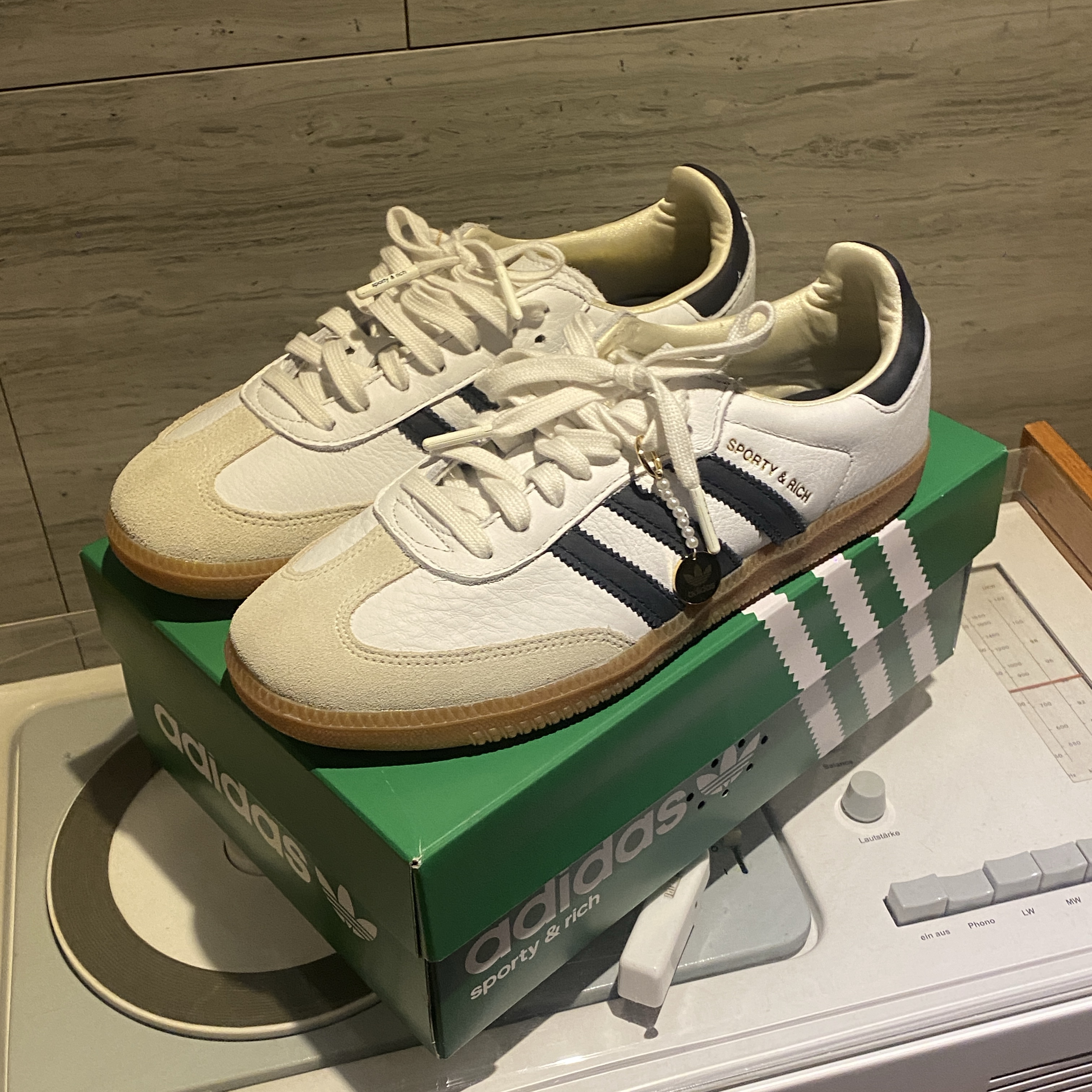 Adidas x Sporty & Rich Samba Cloud White Legend Ink 착용 스타일 - 1