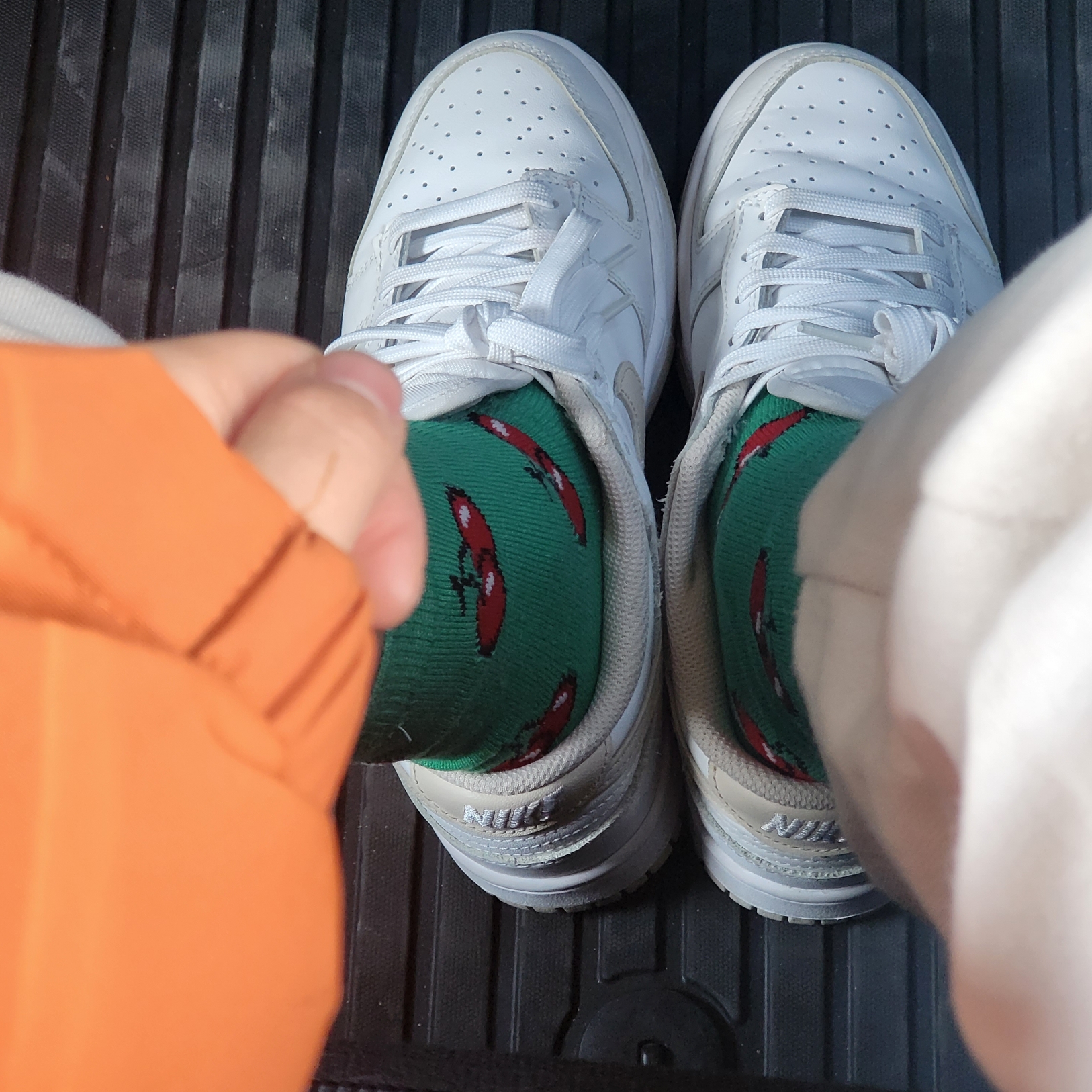 (W) Nike Dunk Low Pearl White, Patagonia Down Drift Jacket Northern Green 착용 스타일