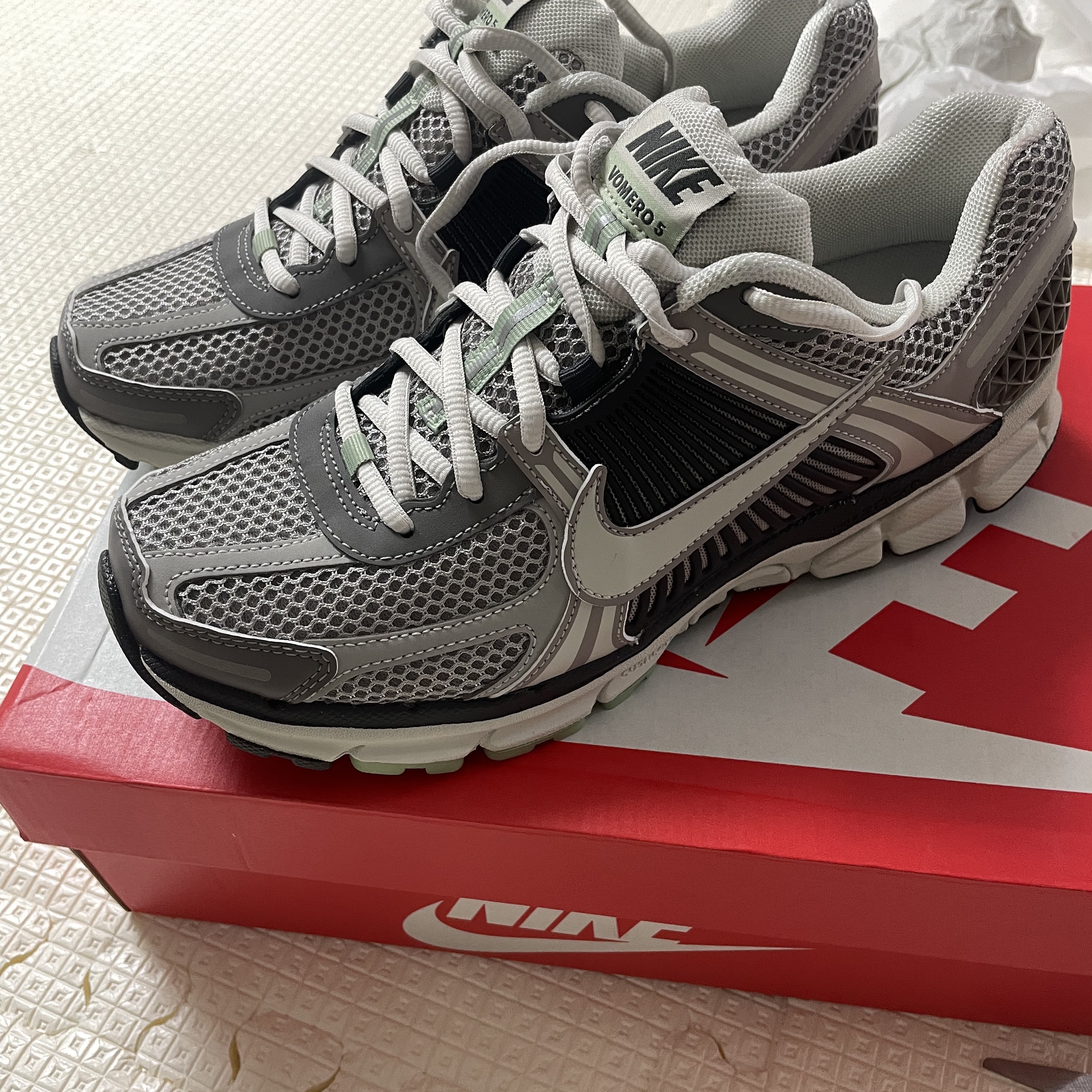 (W) Nike Zoom Vomero 5 Cobblestone and Flat Pewter 착용 스타일