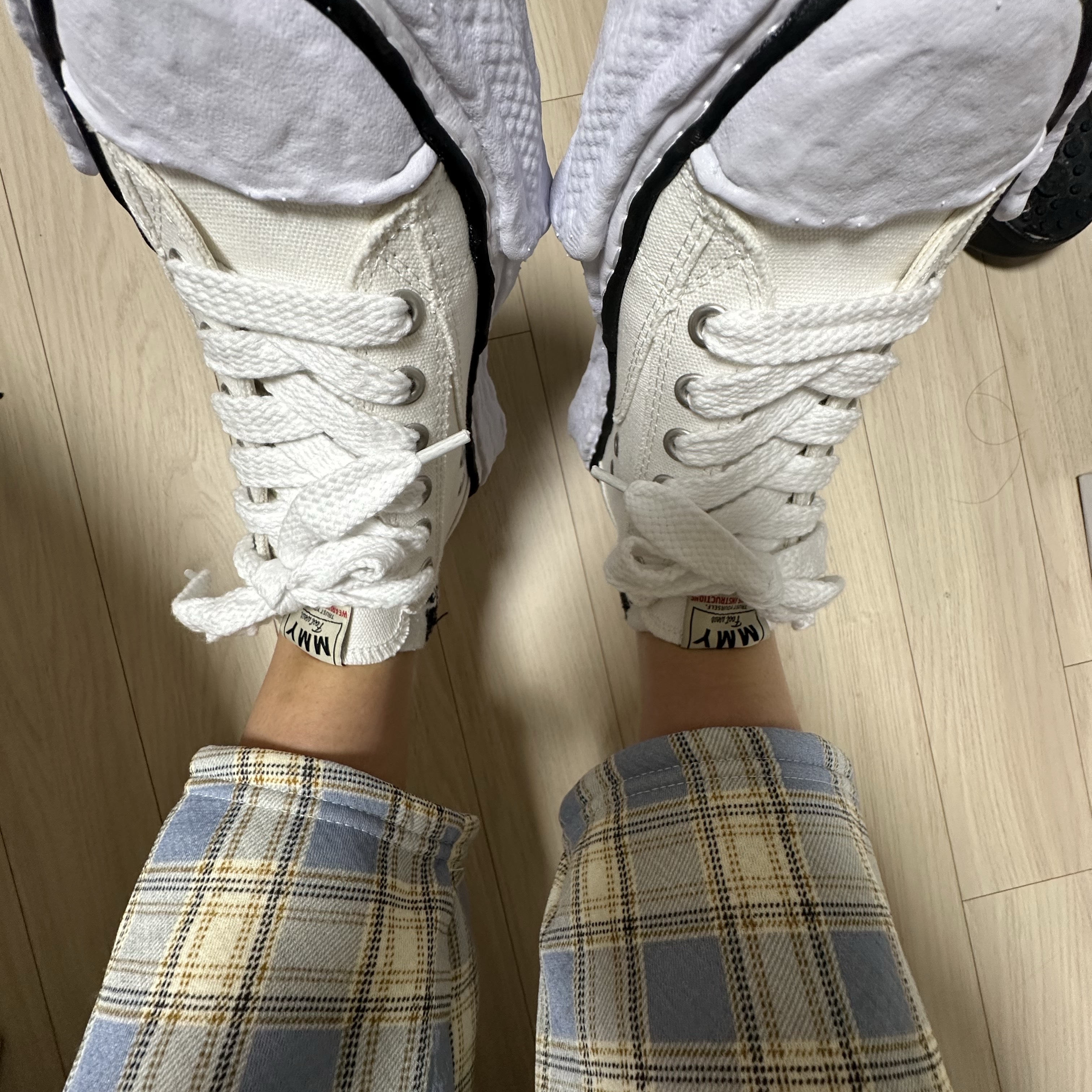 Maison Mihara Yasuhiro Peterson23 OG Sole Canvas Low-top Sneakers White 착용 스타일 - 1