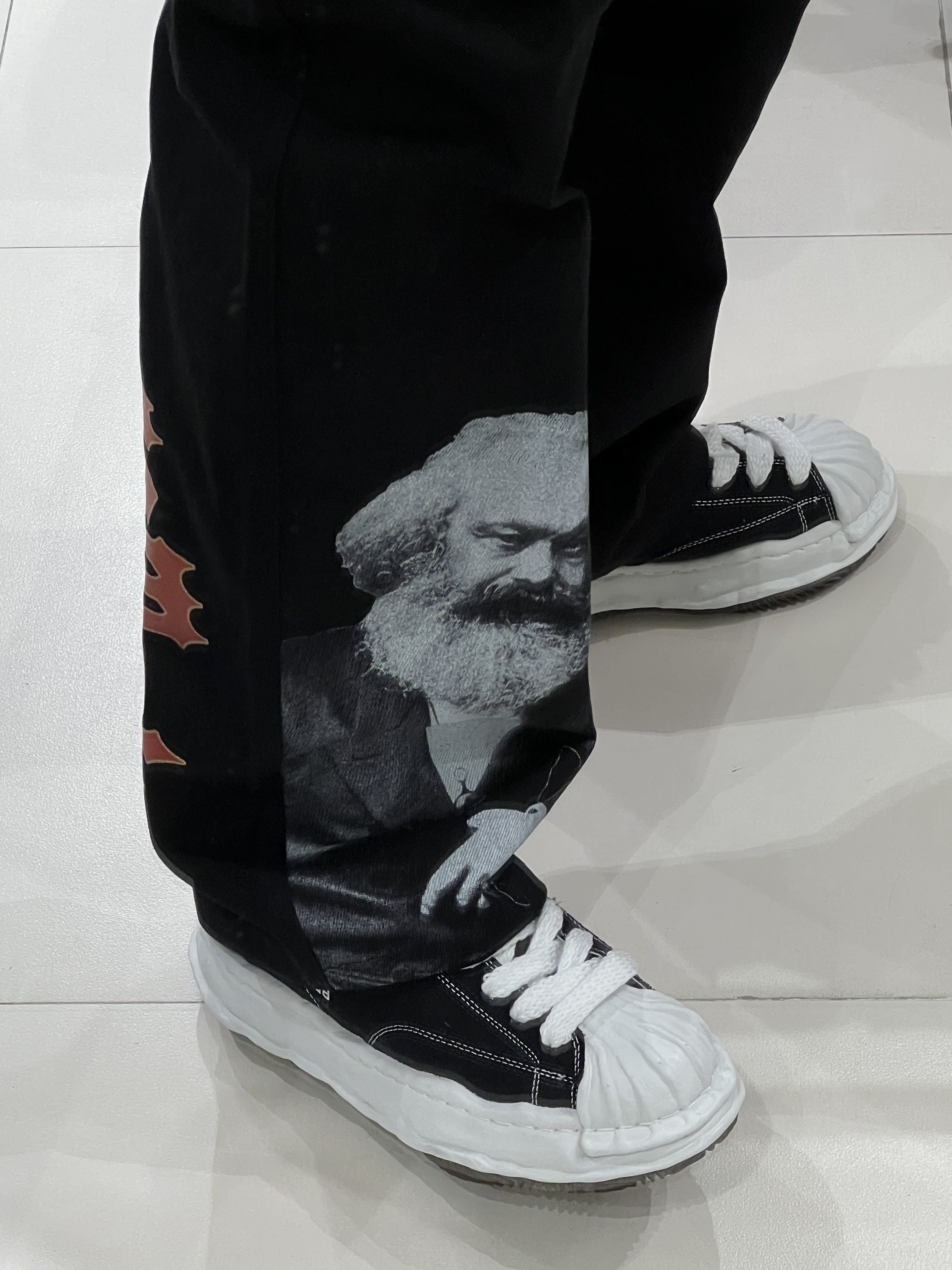 Maison Mihara Yasuhiro Blakey OG Sole Canvas Low-top Sneakers Black White, Traktat Left-side Graphic pants Black 착용 스타일 - 3