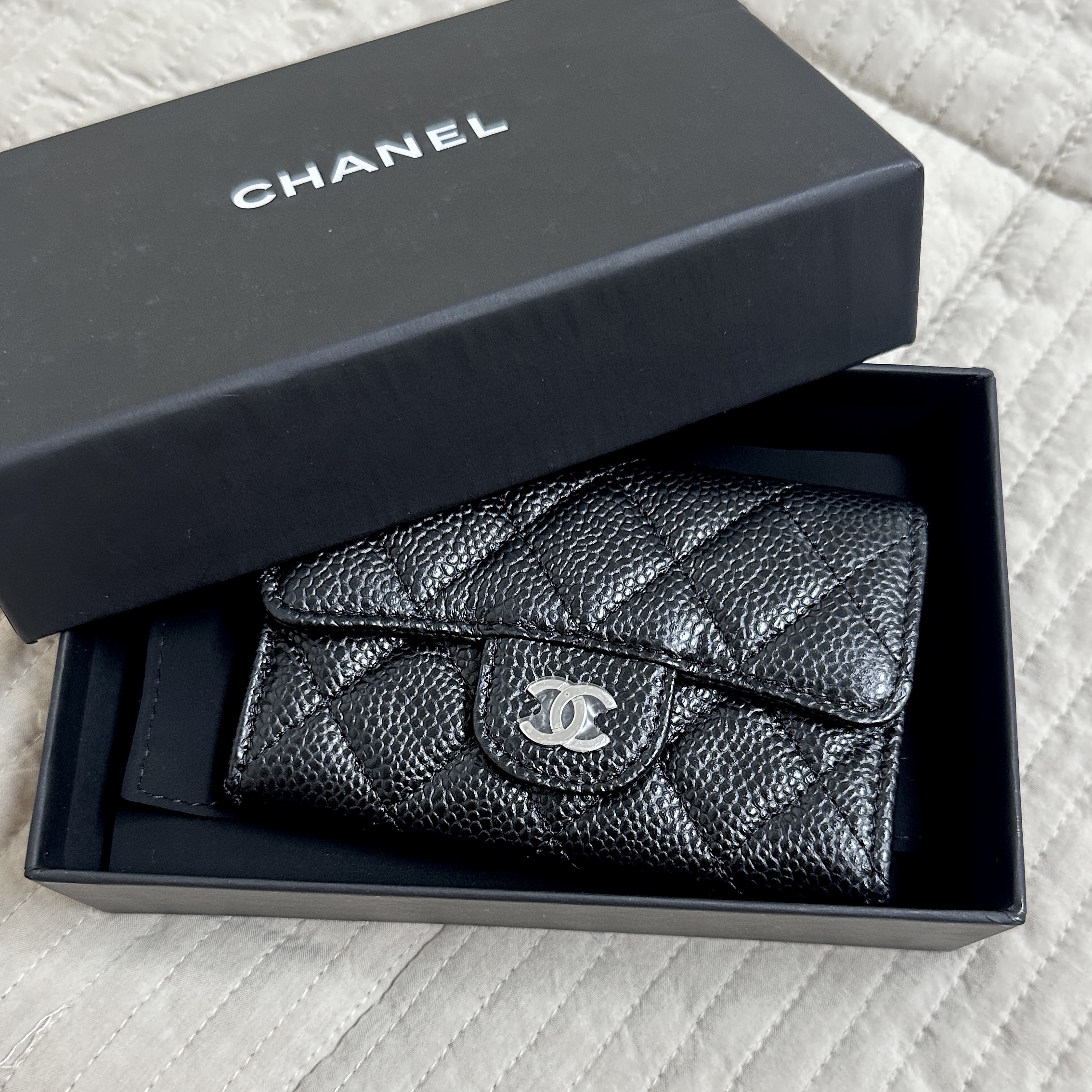 Chanel Classic Card Holder Grained Calfskin & Silver Black 착용 스타일 - 2
