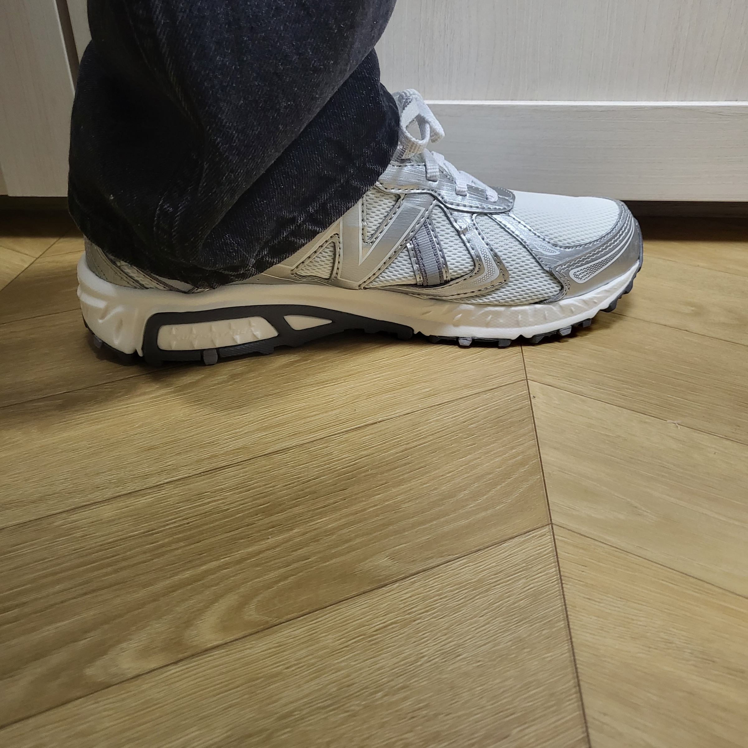 New Balance 410v5 White - 2E Wide 착용 스타일 - 6