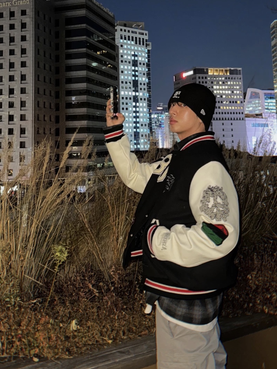 Stussy x Our Legacy x Denim Tears TTL Varsity Jacket Black, Asics Jog 100 S SMU Glacier Grey Pure Silver - 2E Wide 착용 스타일 - 4