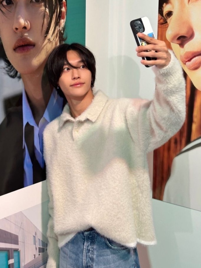 Jacquemus Le Polo Neve Fluffy Long Sleeve Off White 착용 스타일
