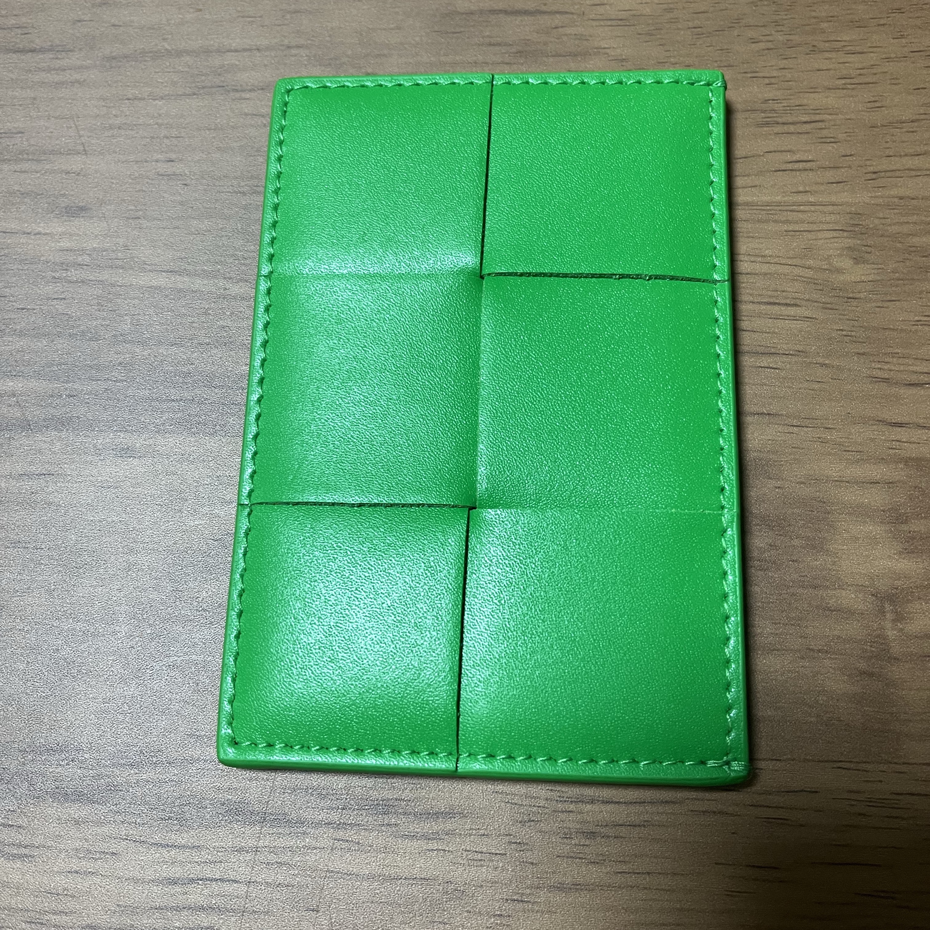 Bottega Veneta Credit Card Case Calfskin Parakeet 착용 스타일