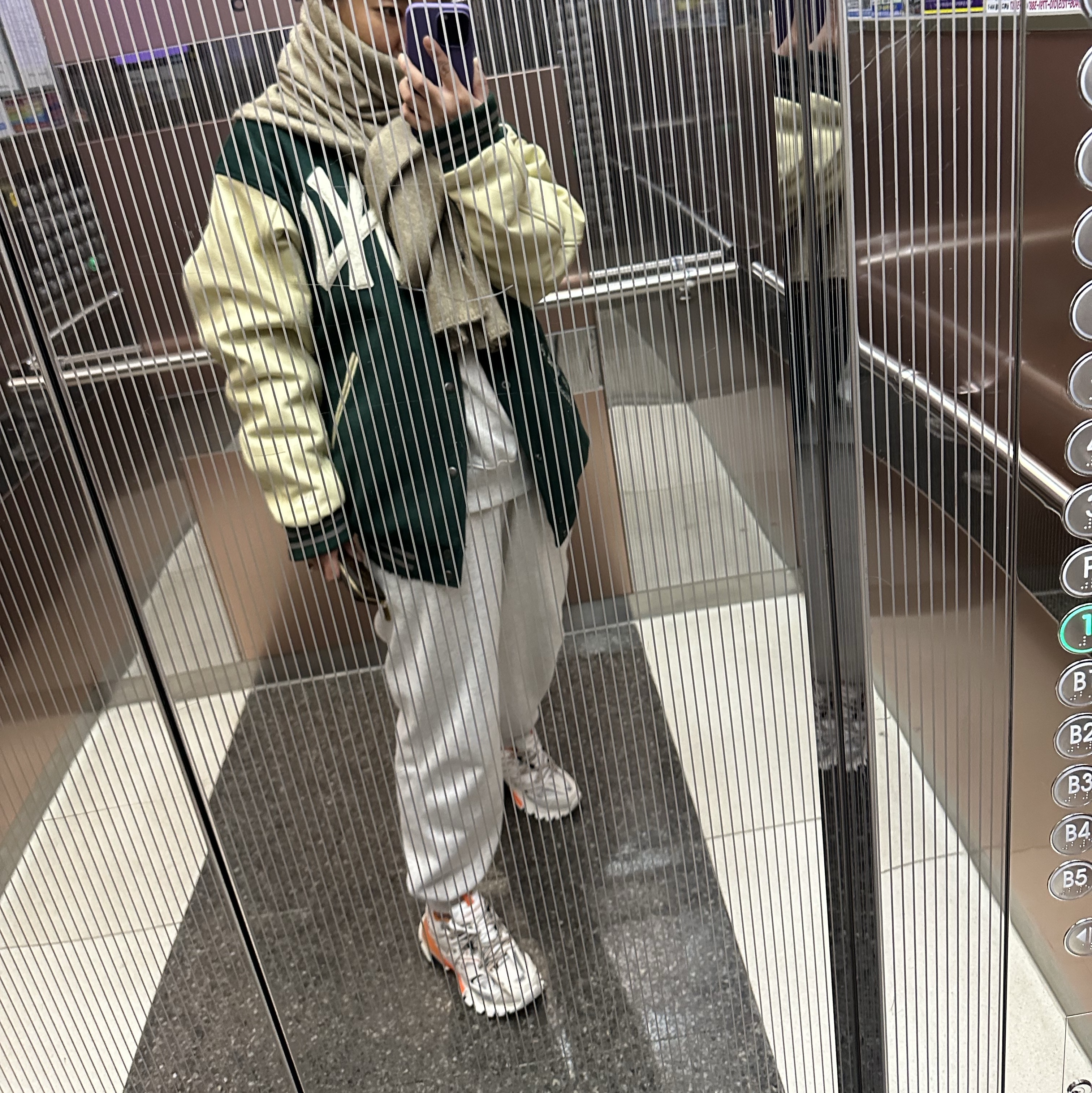 (W) Balenciaga Track Sneakers White Orange, Thisisneverthat x New Era x MLB New York Yankees Varsity Jacket Dark Green 착용 스타일