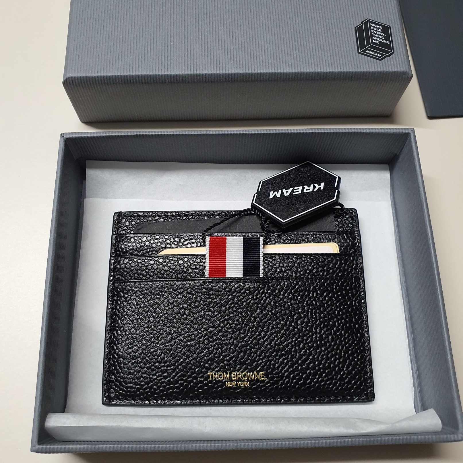 Thom Browne Pebble Grain Leather Stripe Note Compartment Card Holder Black 착용 스타일