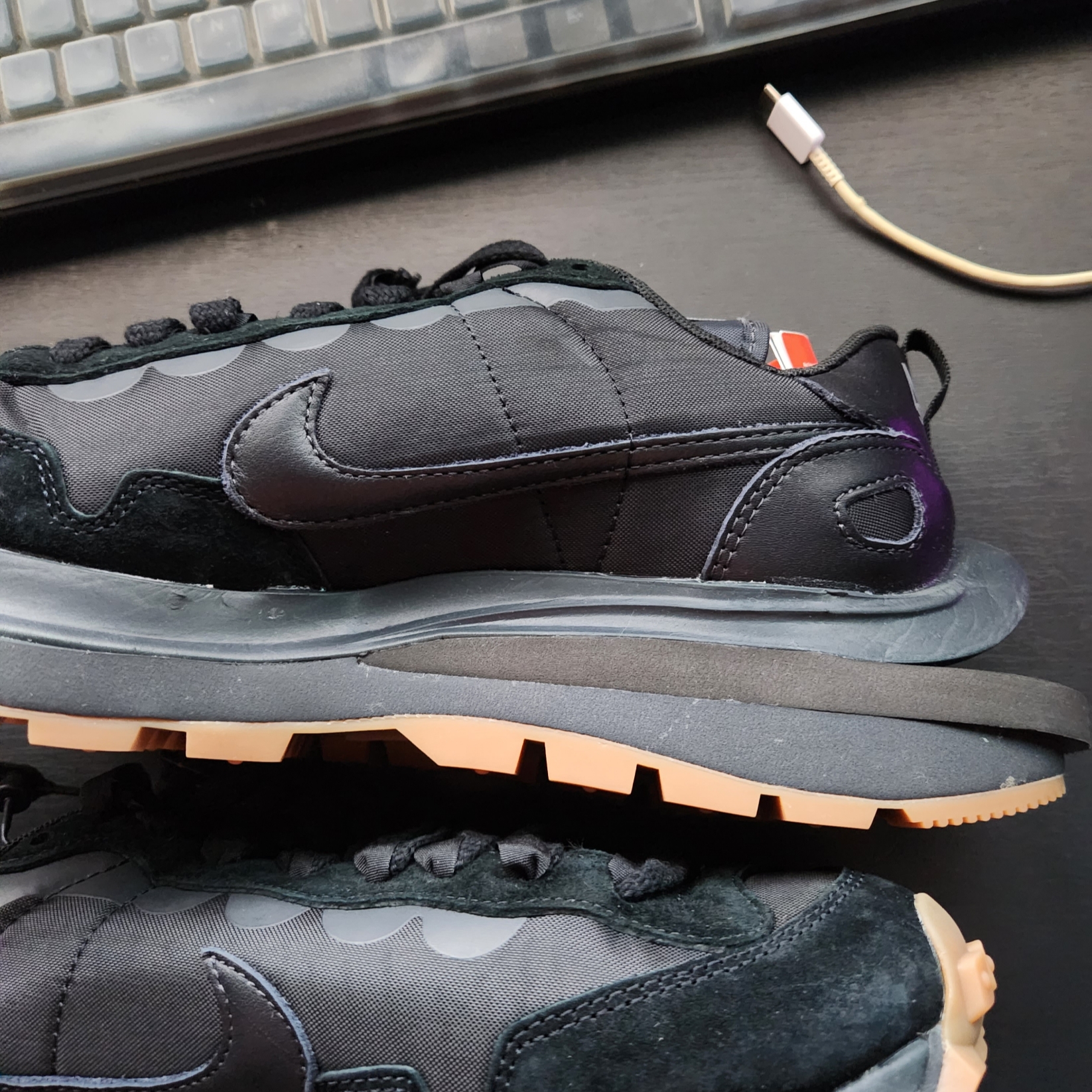 Nike x Sacai VaporWaffle Black and Gum 착용 스타일 - 3