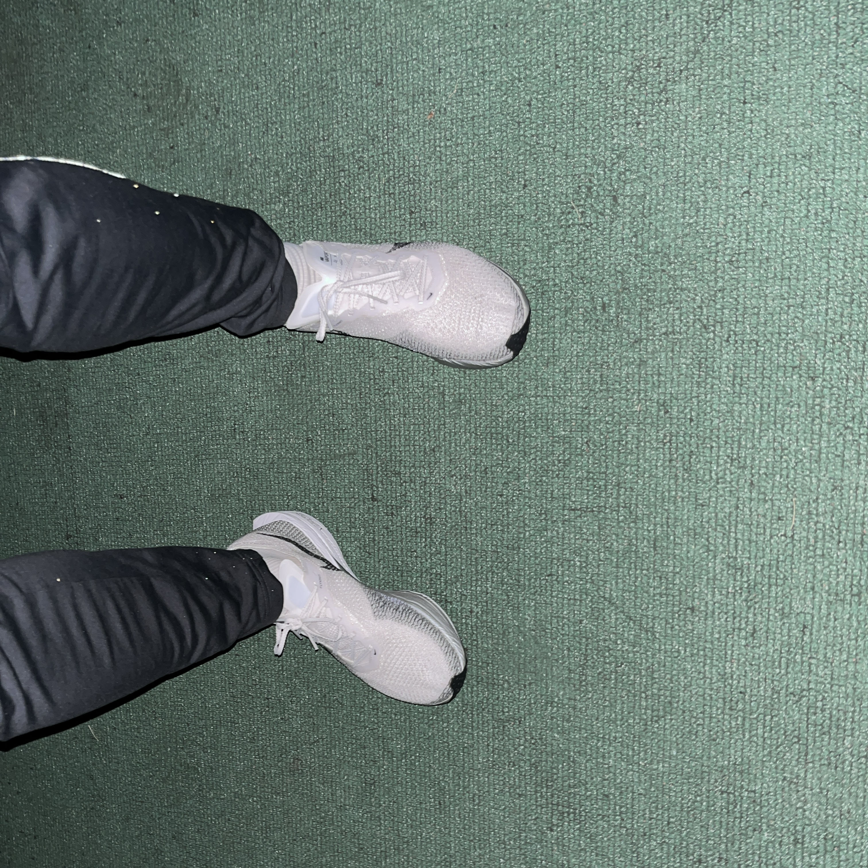 Nike ZoomX Vaporfly Next% 3 White Grey 착용 스타일 - 2