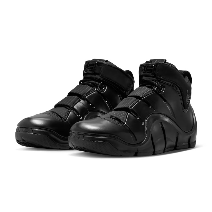 Nike LeBron 4 Black and Anthracite 착용 스타일 - 2