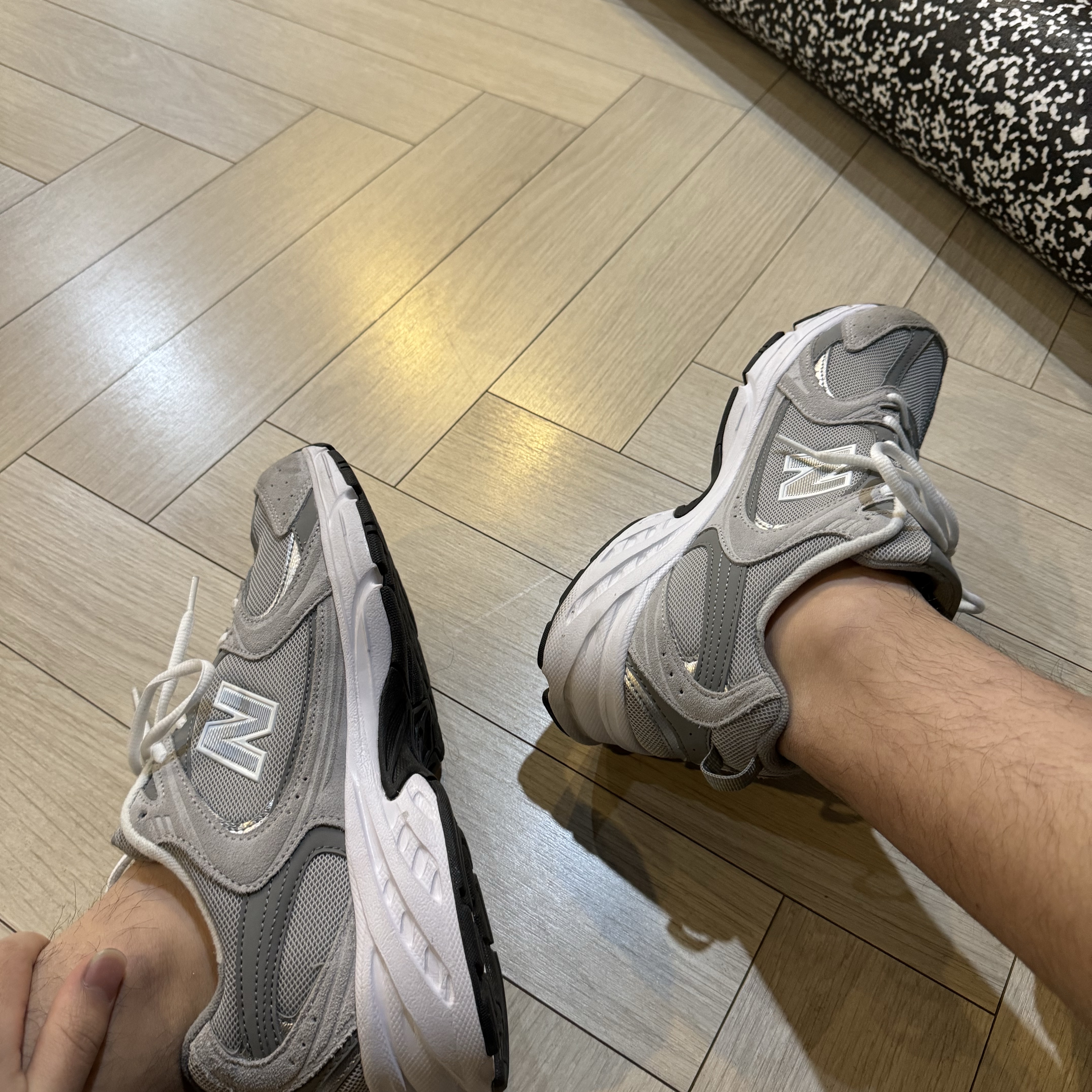 New Balance 530 Grey 착용 스타일