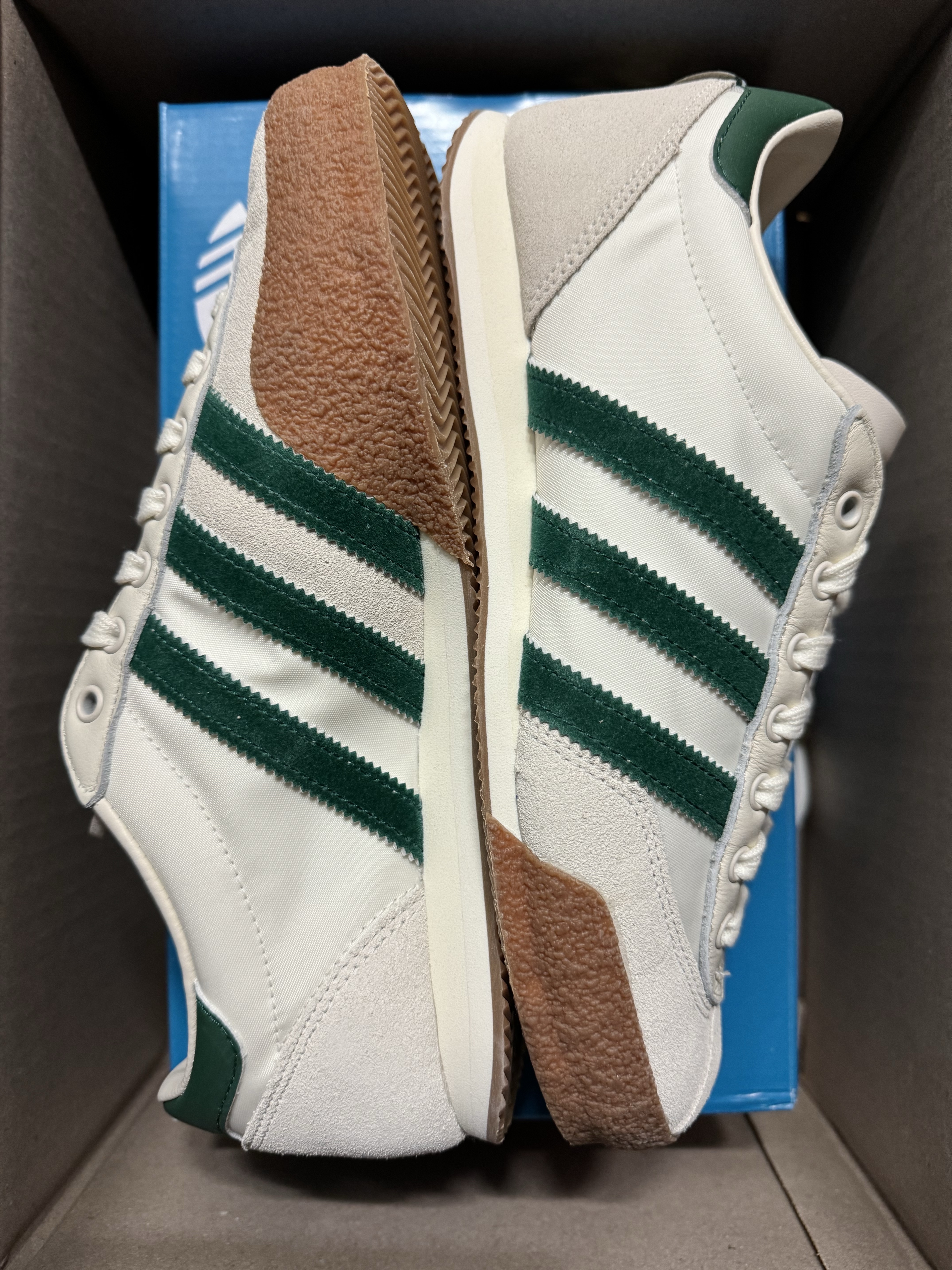 Adidas x Liam Gallagher Spezial LG II Cream White Collegiate Green, Adidas x The Grinch Forum Low Cream White Collegiate Red 착용 스타일 - 2