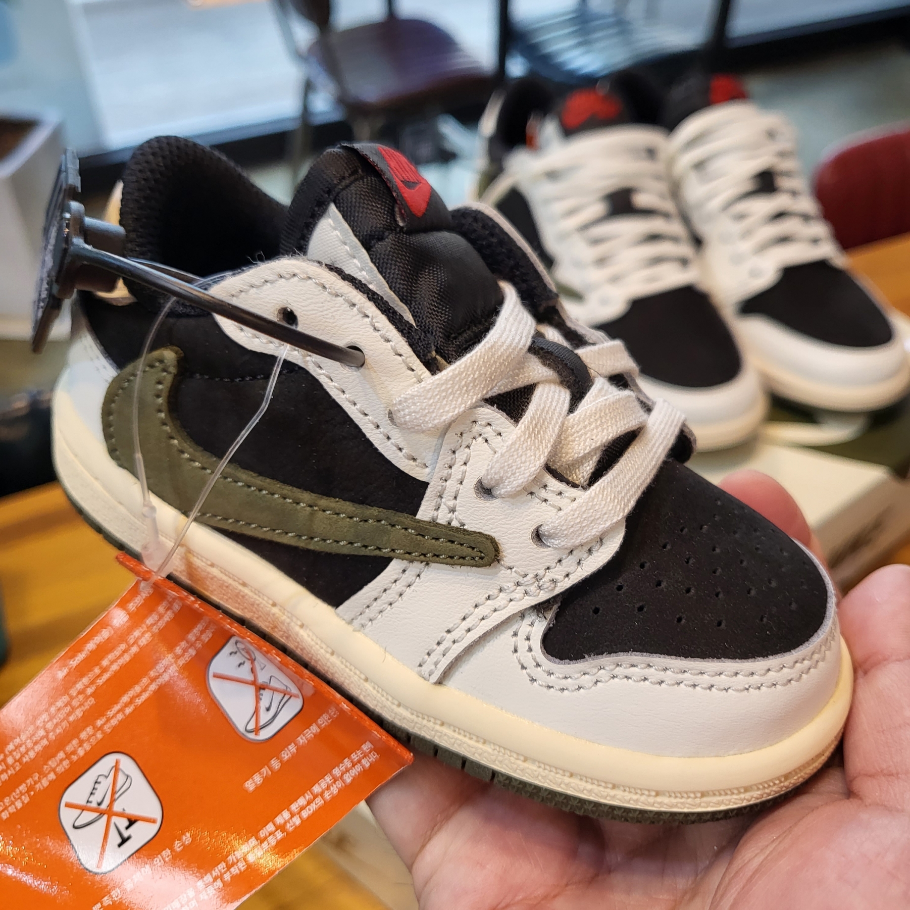 (W) Jordan 1 x Travis Scott Retro Low OG SP Medium Olive, (TD) Jordan 1 x Travis Scott Retro Low OG SP Medium Olive 착용 스타일 - 2