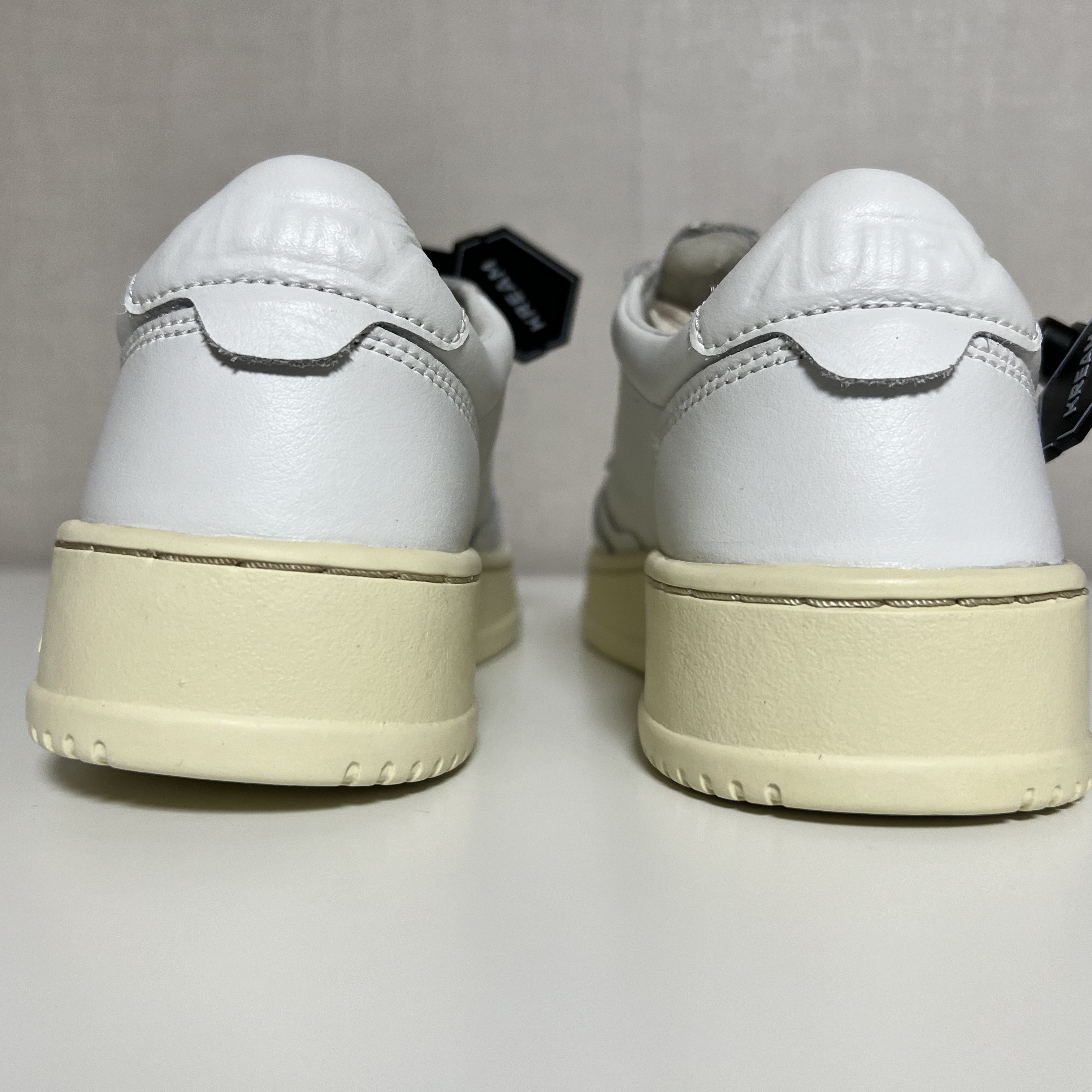 (W) Autry Medalist Low Leather Sneakers White 착용 스타일