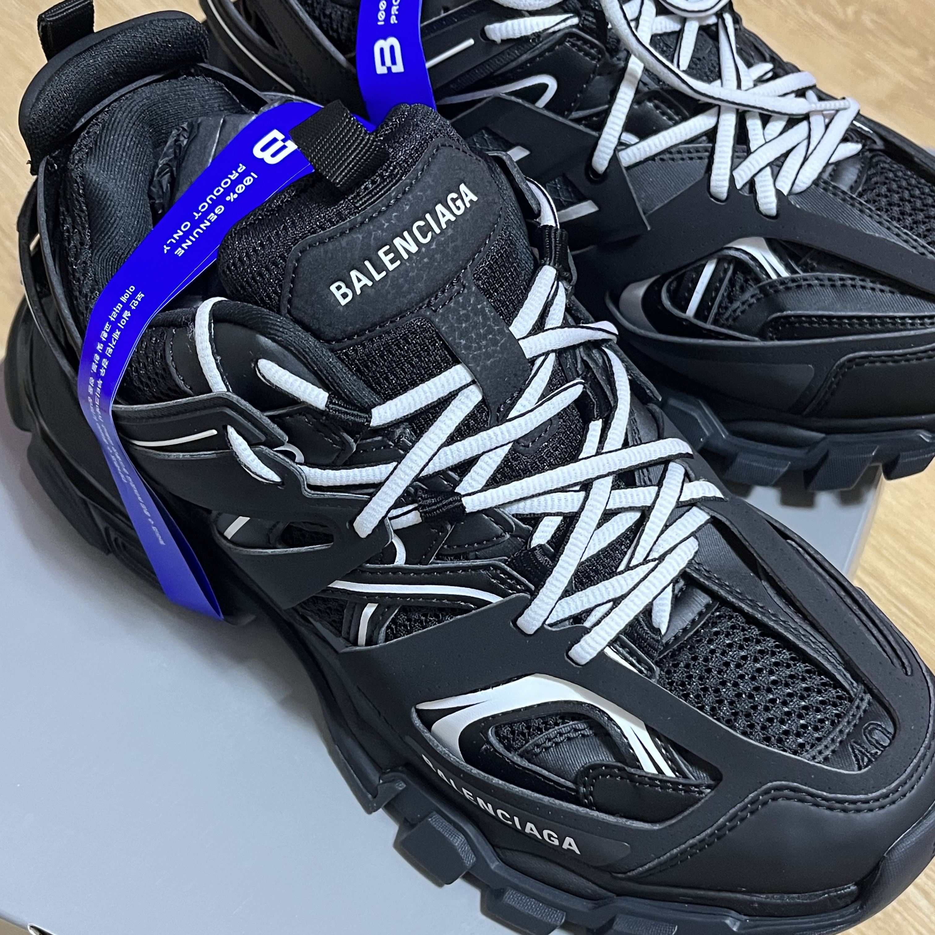 Balenciaga Track Sneakers Black White 착용 스타일 - 1