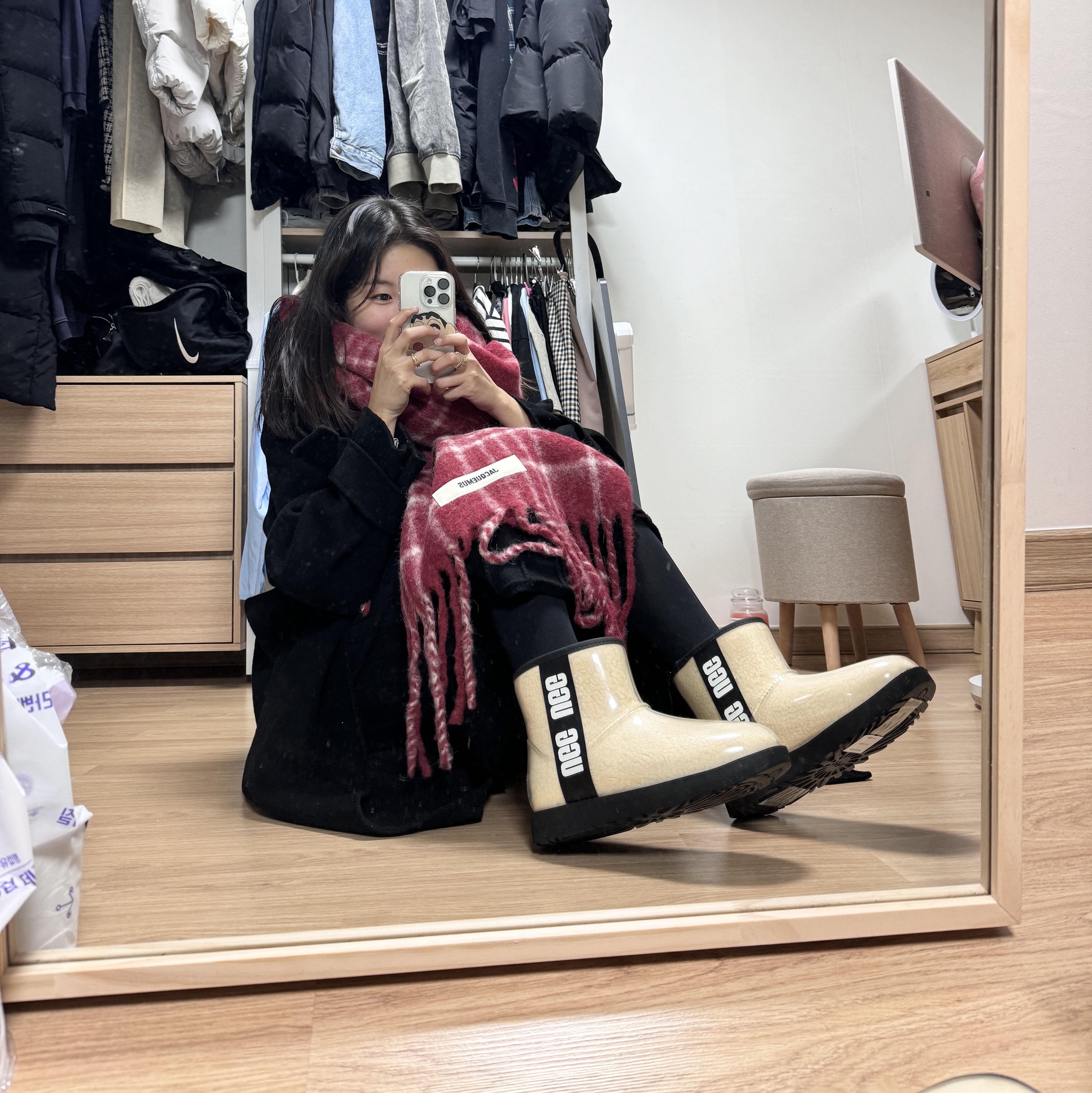 Jacquemus L’echarpe Carro Le Chouchou Jacquard Check Muffler Dark Red, (W) UGG Classic Clear Mini Boots Natural Black 착용 스타일 - 1