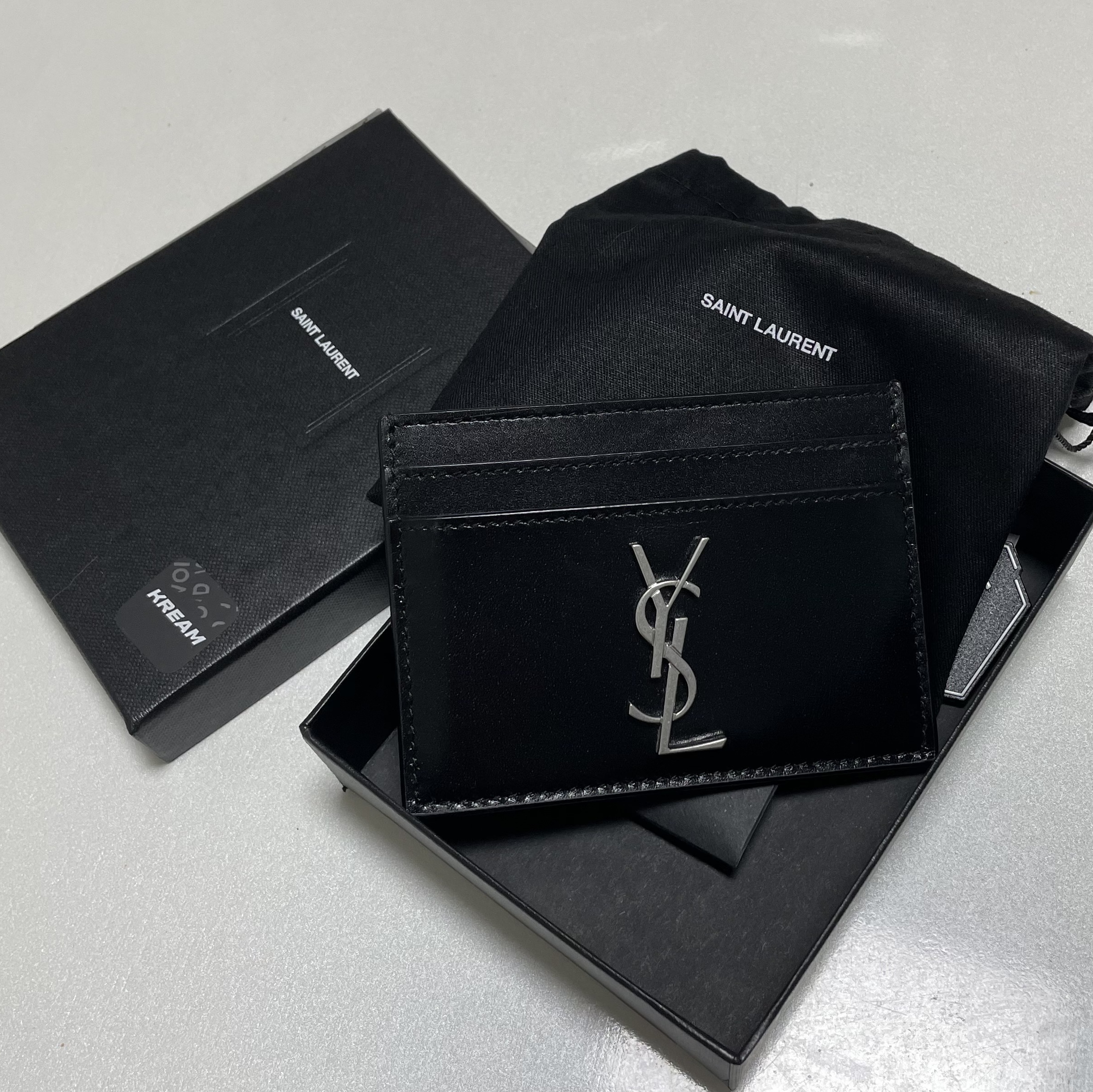 Saint Laurent Monogram Card Case in Smooth Leather Black 착용 스타일