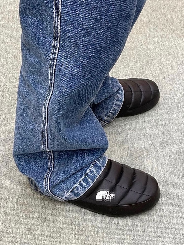 The North Face Nuptse Mule Black, The North Face Nuptse Mule Olive 착용 스타일 - 2