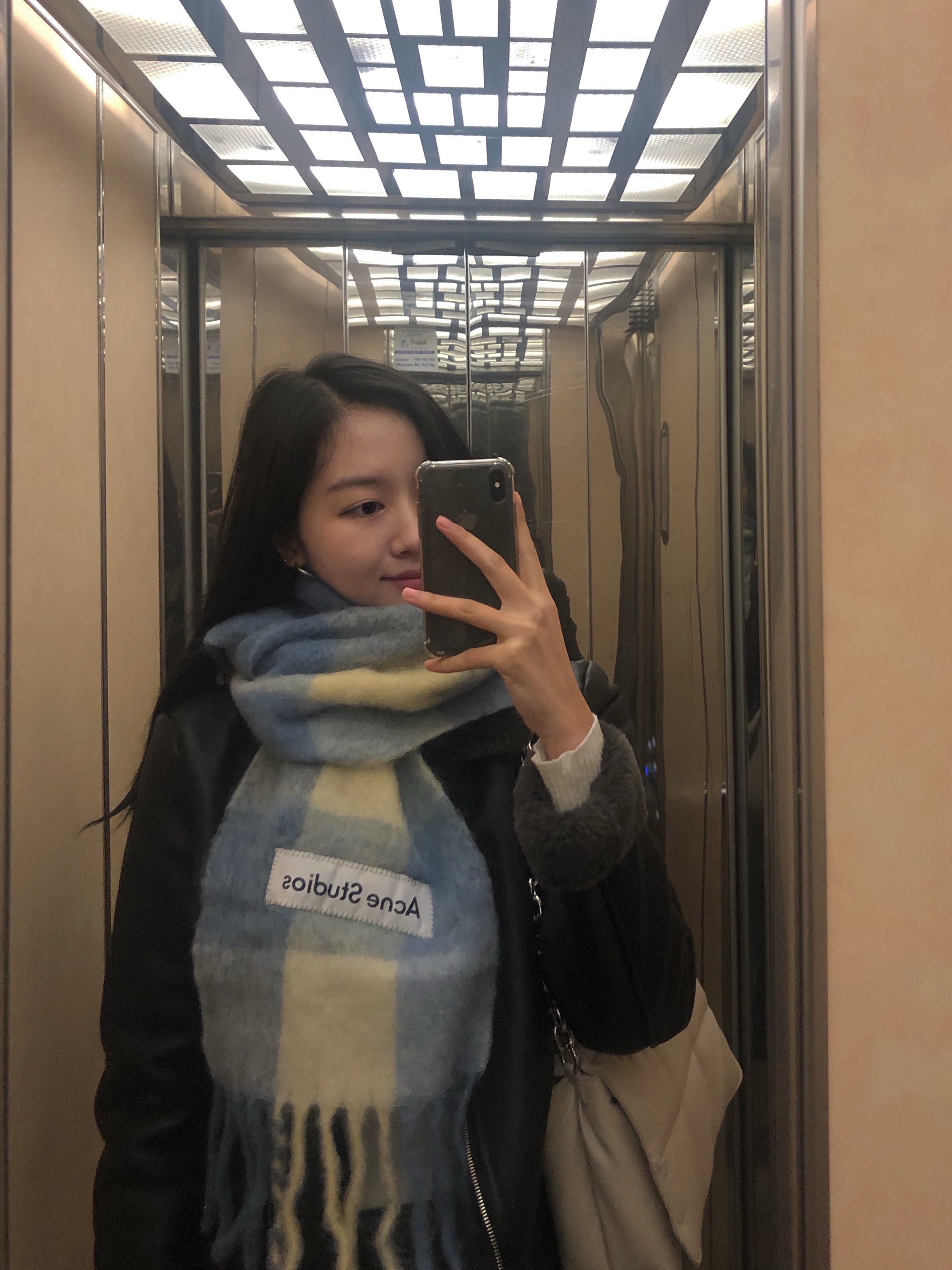 Acne Studios Mohair Check Muffler Light Blue White, Acne Studios Mohair Check Muffler Pastel Blue Beige 착용 스타일