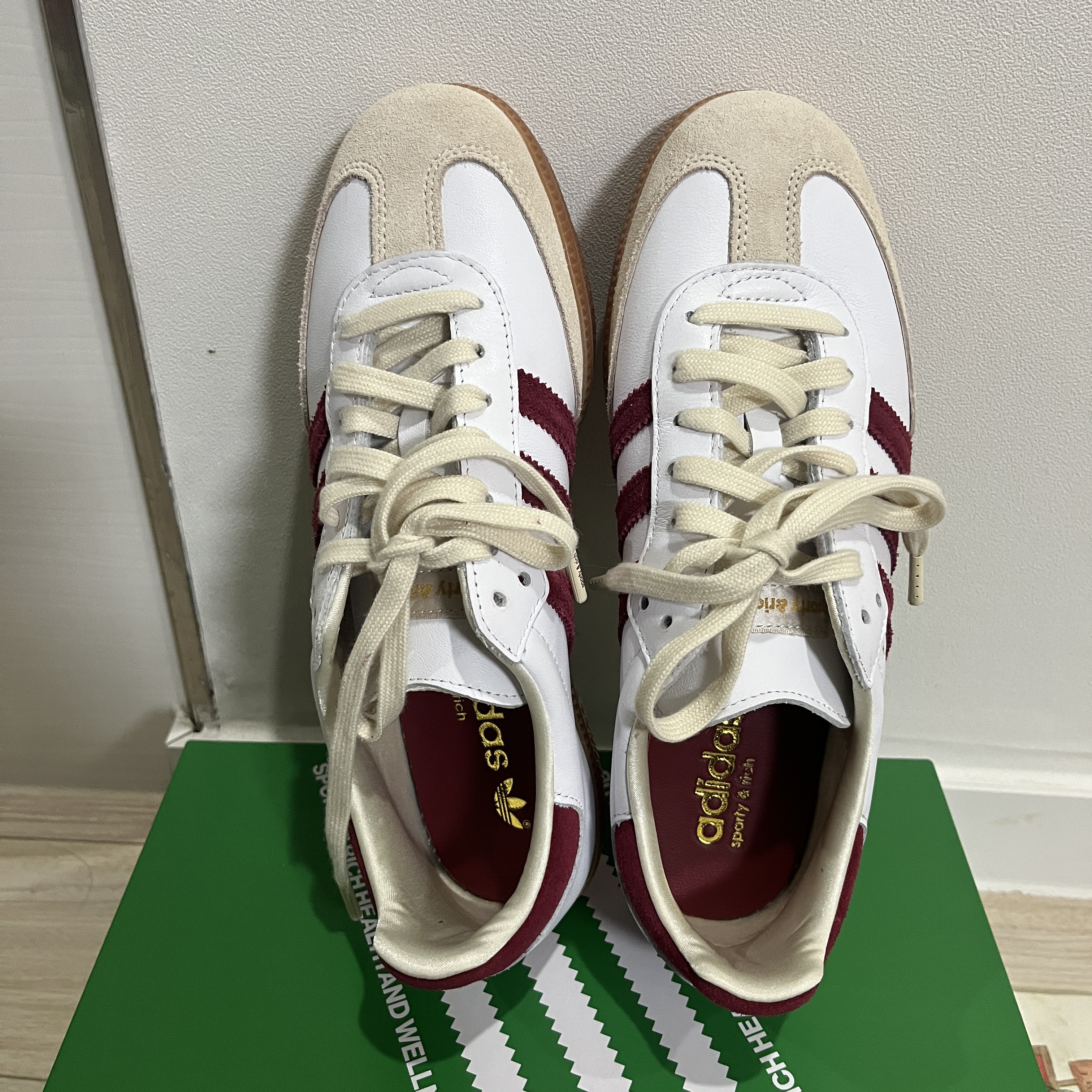 Adidas x Sporty & Rich Samba OG Cloud White Collegiate Burgundy 착용 스타일