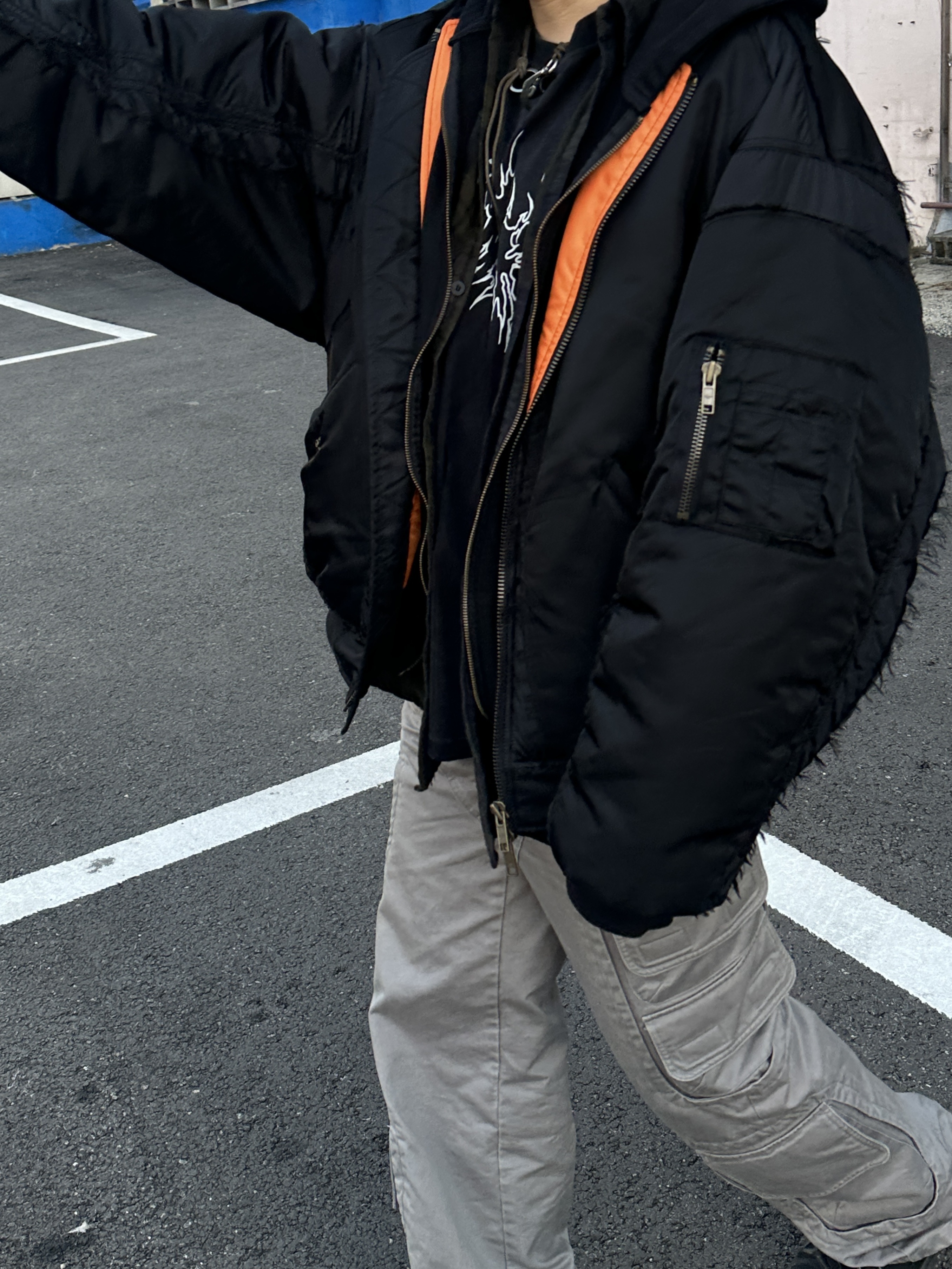 Project G/R Reworked Hooded Bomber Jacket Black, Farfromwhat Far Washed Cargo Pants Gray 착용 스타일 - 2