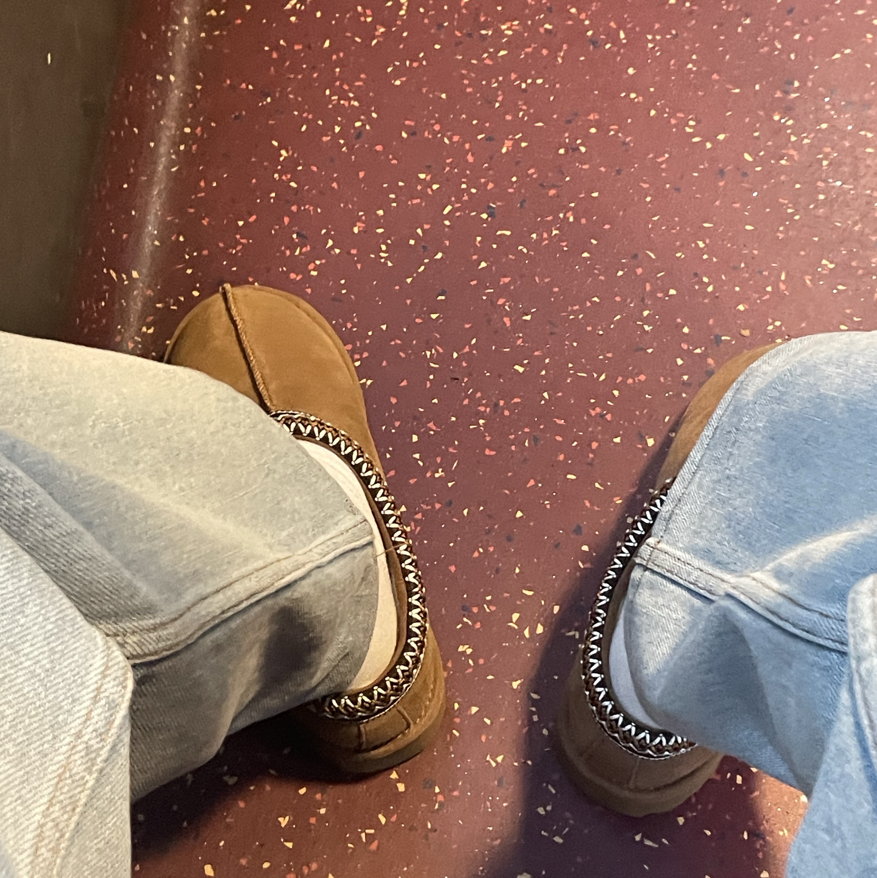 (W) UGG Tasman Slipper Chestnut 착용 스타일