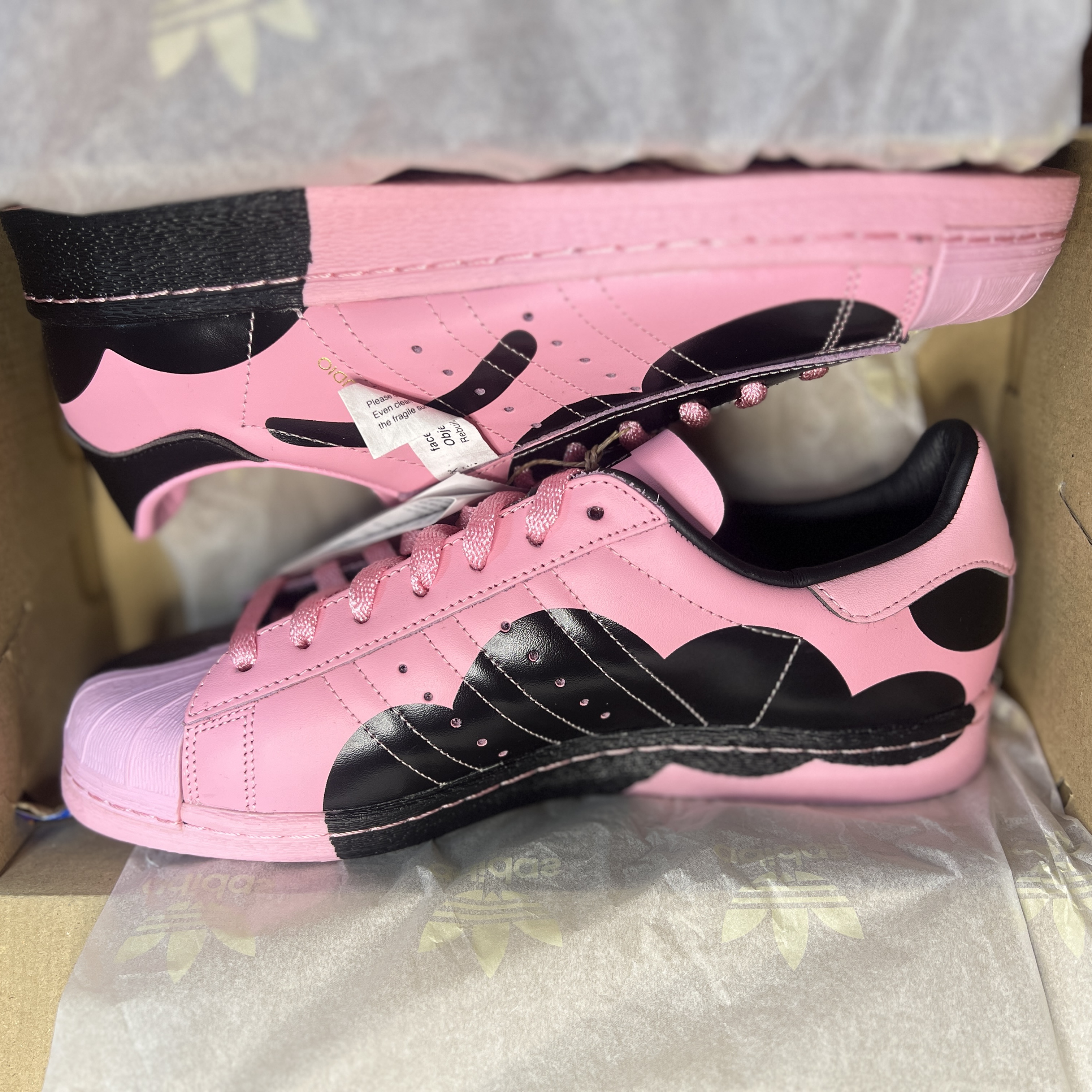 Adidas x Face Superstar 82 Light Pink Core Black 착용 스타일 - 3