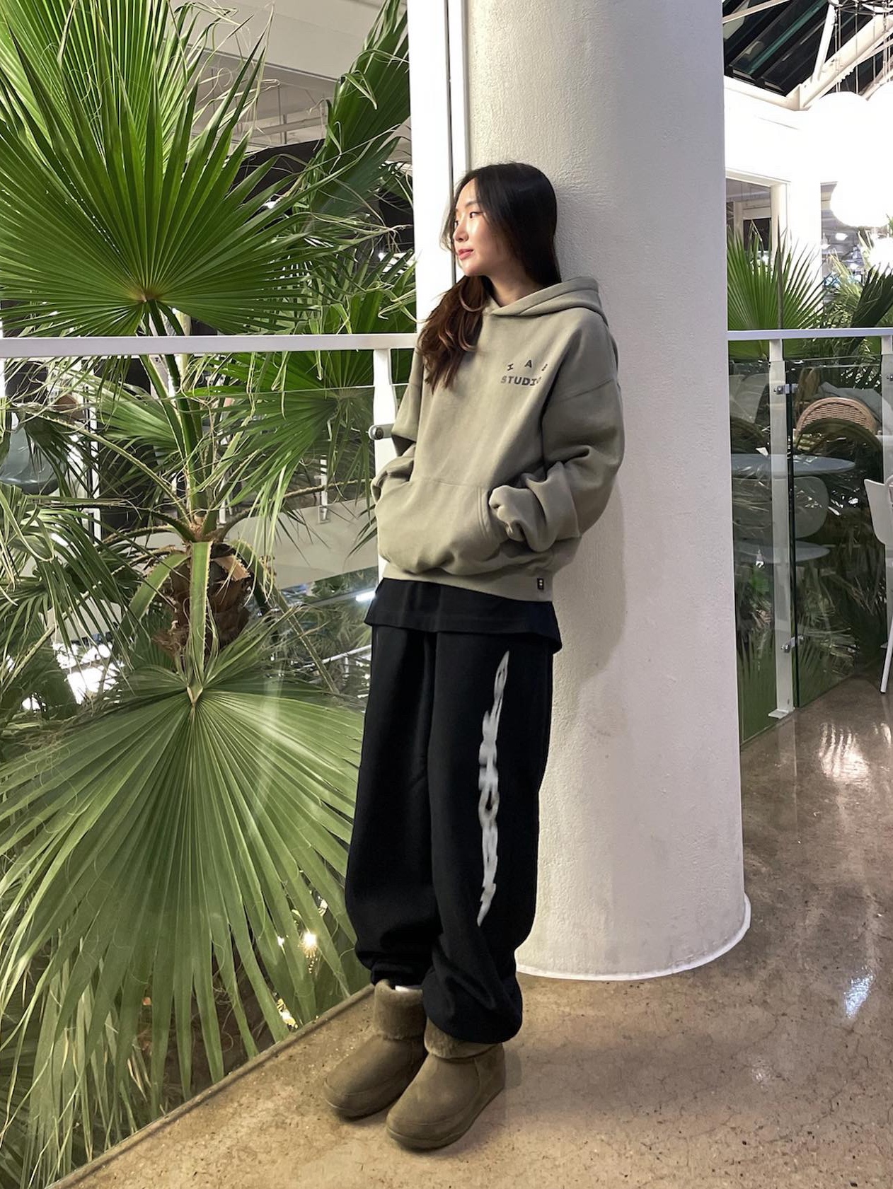 IAB Studio Hoodie Olive 착용 스타일