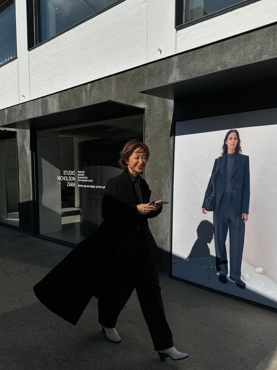 (W) Zara x Studio Nicholson Oversize Trench Coat Brown Blue, (W) Zara x Studio Nicholson Boxy Fit Top Grey 착용 스타일 - 4