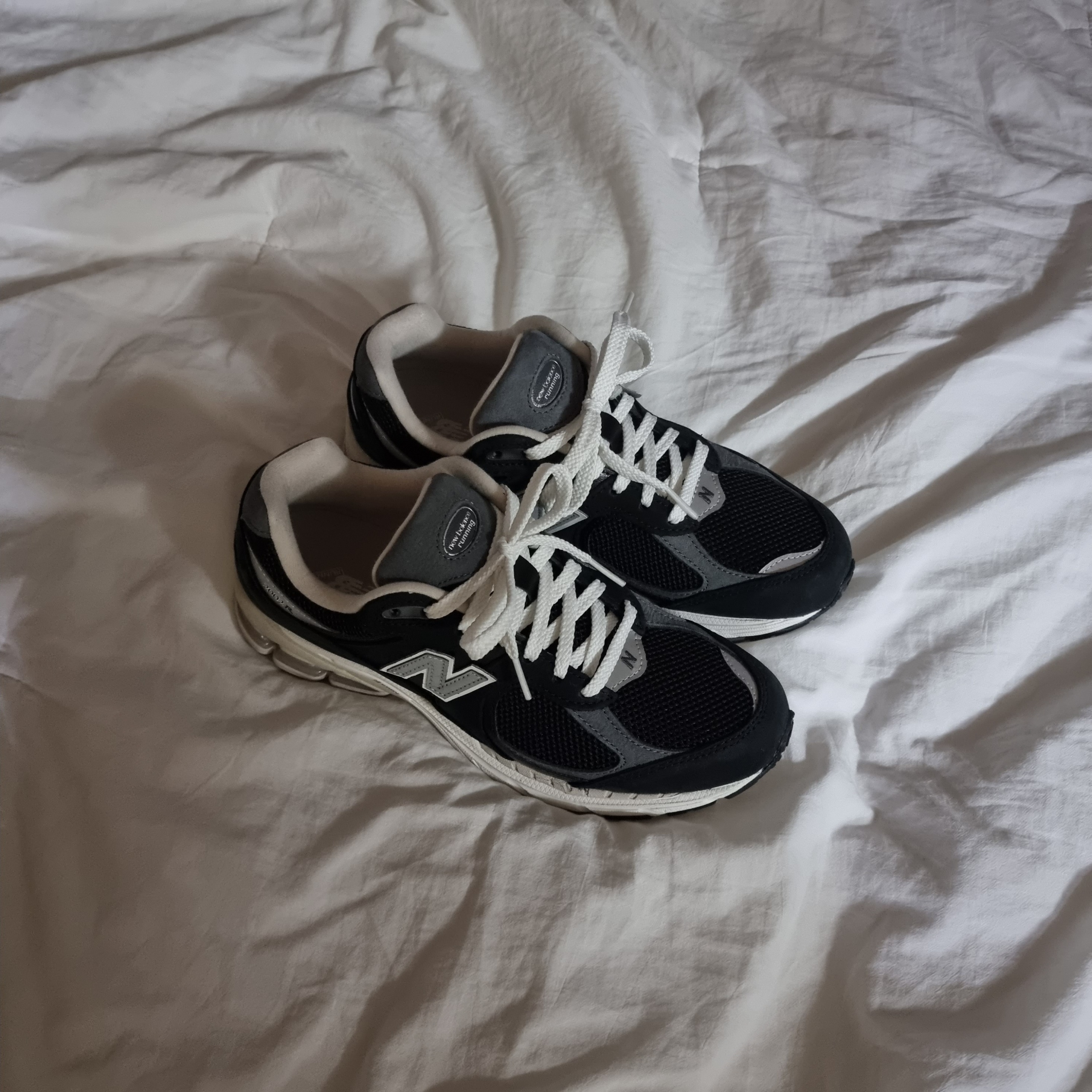 New Balance 2002R Premium Vintage Black 착용 스타일