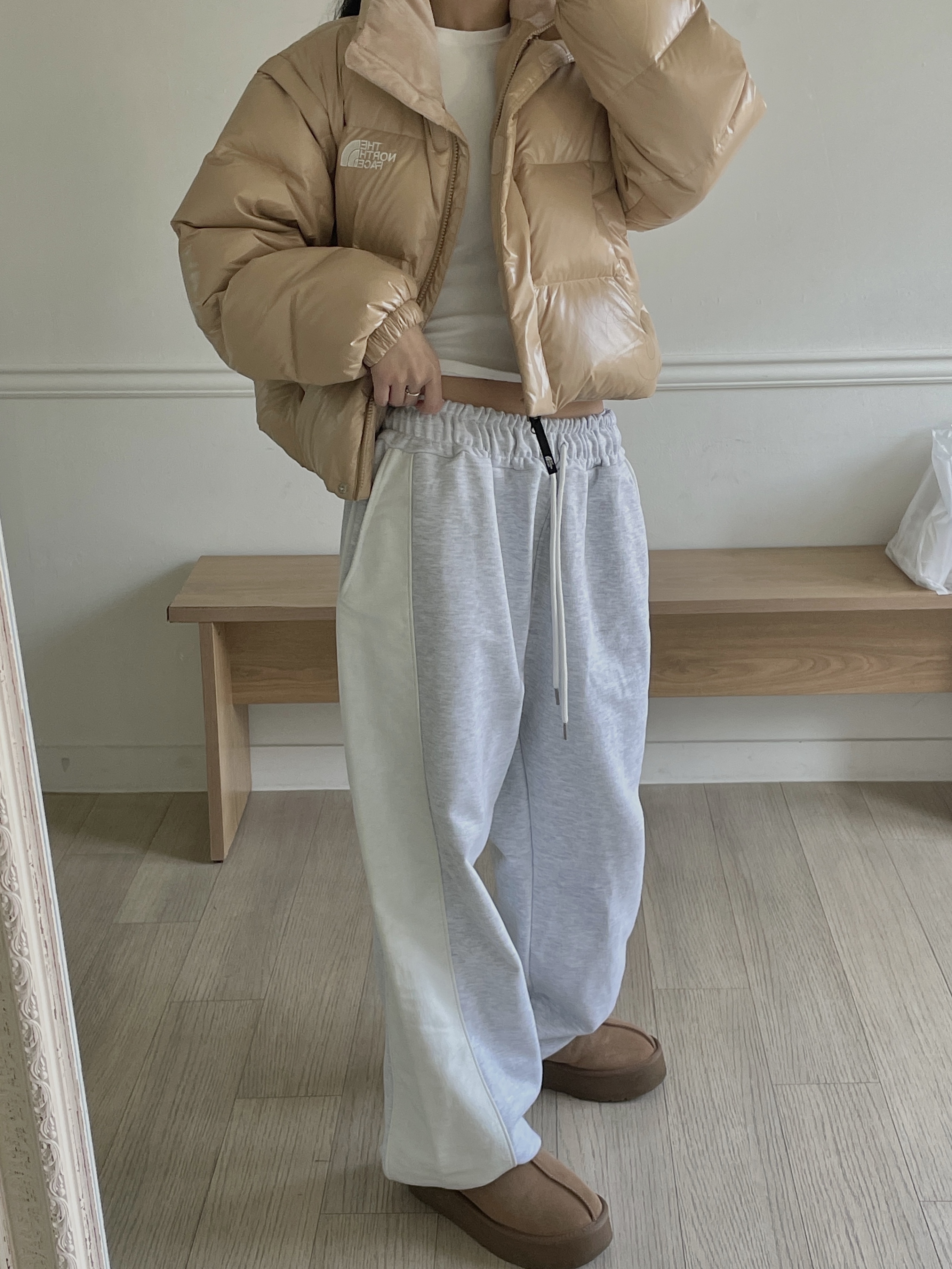 (W) UGG Tazz Slipper Chestnut, (W) The North Face White Label Glossy Detachable Down Jacket Gold Beige 착용 스타일 - 2