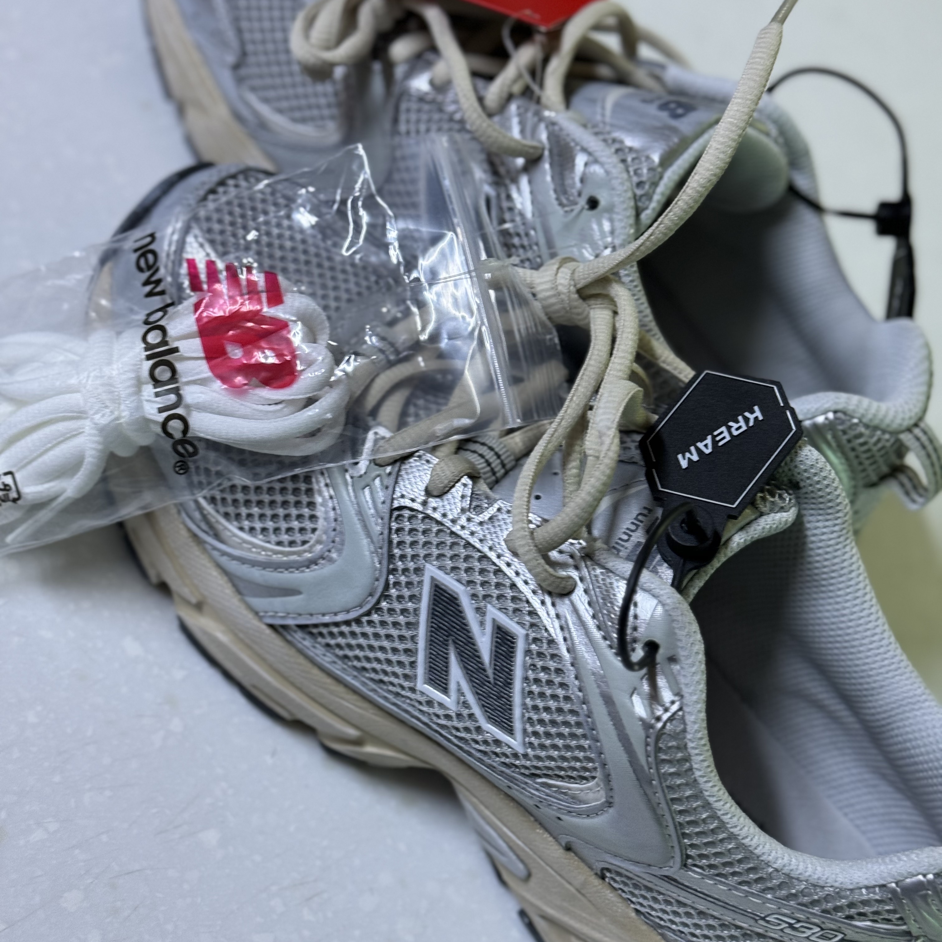 New Balance 530 Vintage Metallic Silver 착용 스타일