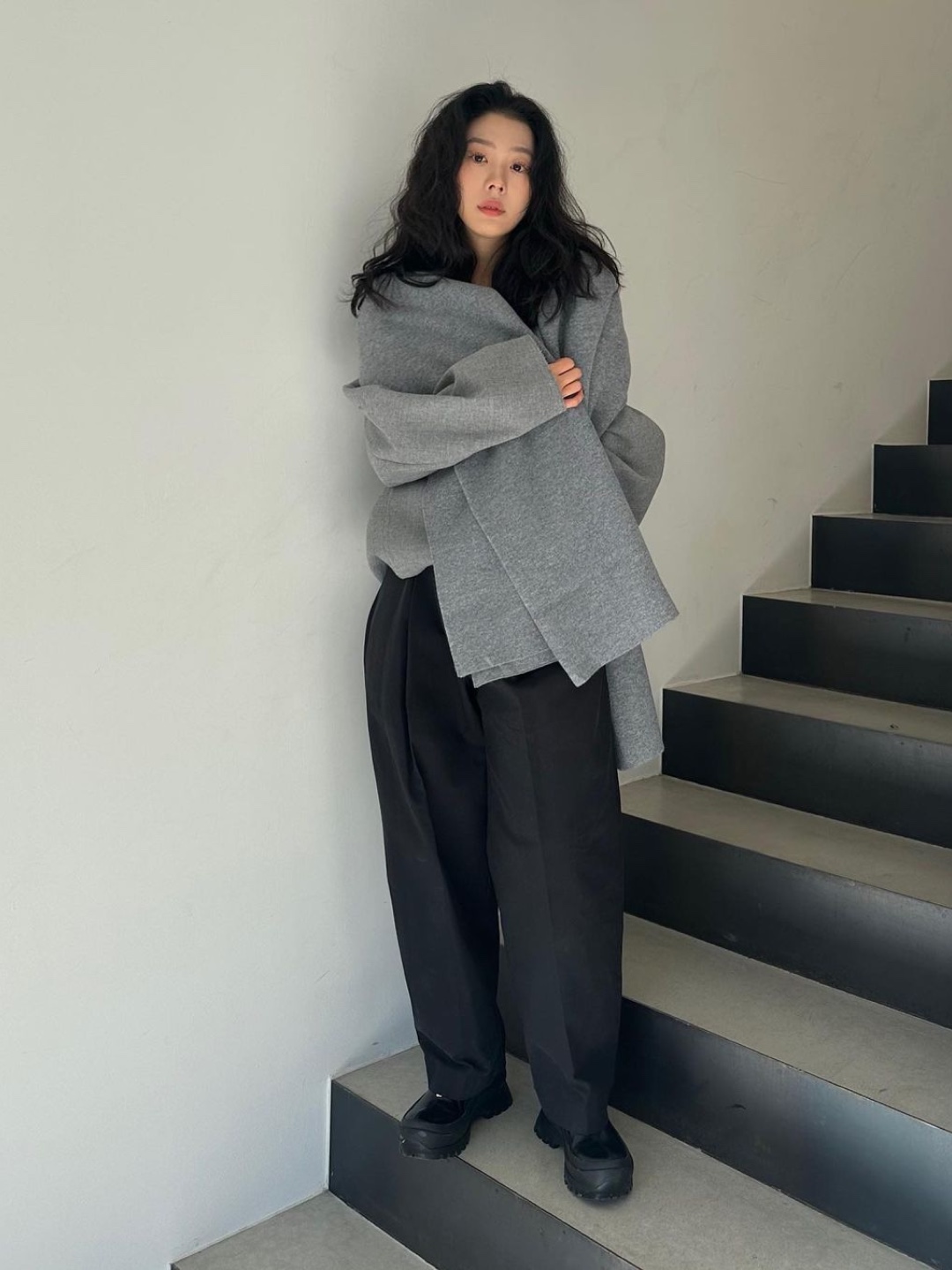 (W) Zara x Studio Nicholson Oversize Trench Coat Brown Blue, (W) Zara x Studio Nicholson Boxy Fit Top Grey 착용 스타일 - 2