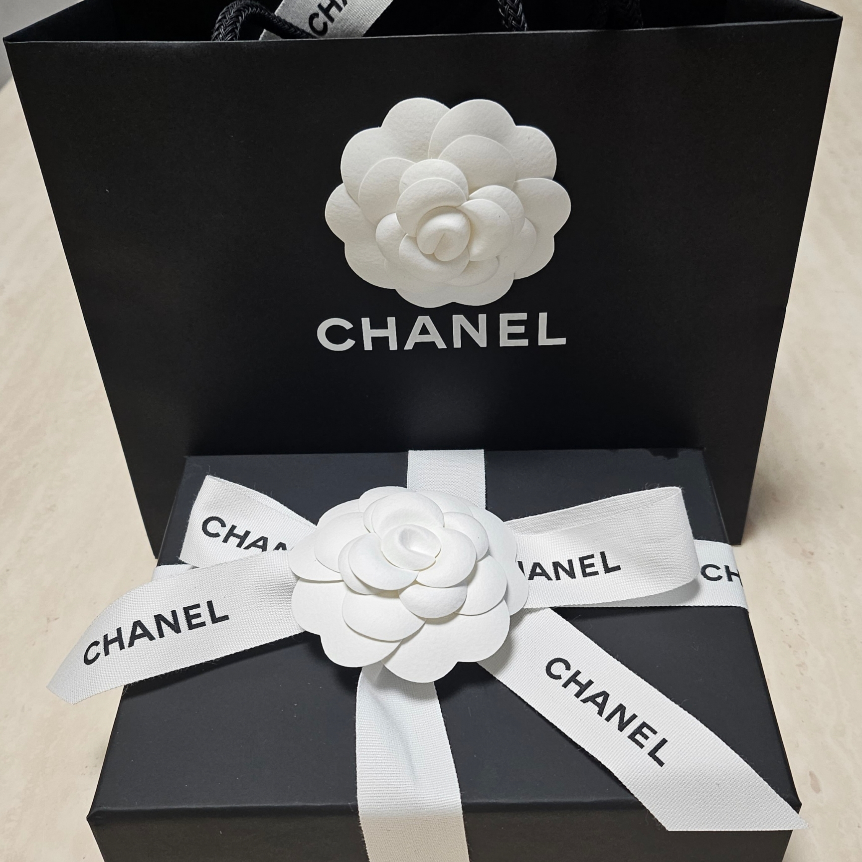 Chanel Small Classic Flap Wallet Grained Calfskin & Silver Black 착용 스타일 - 4