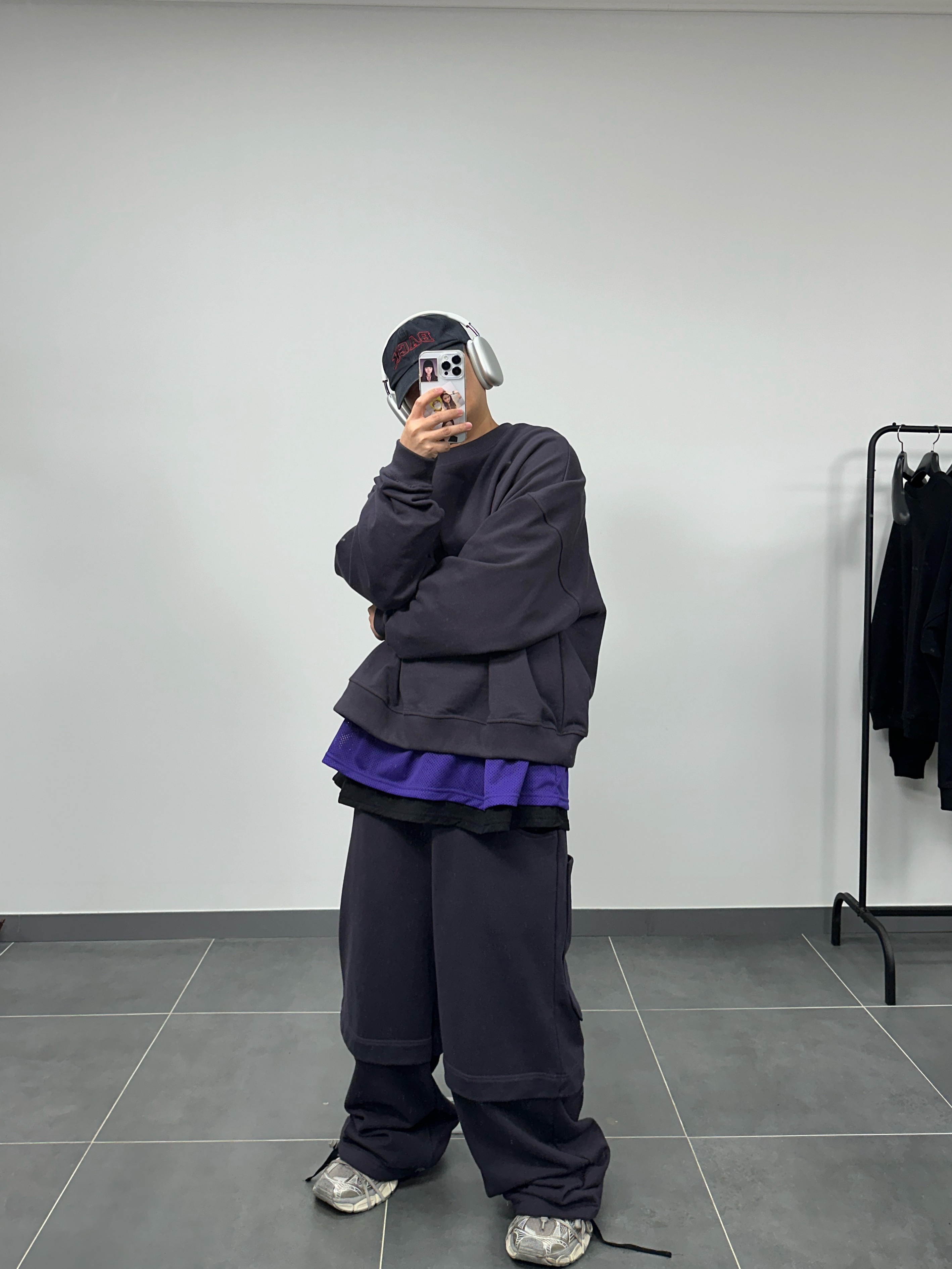 Balenciaga 3XL Sneakers Light Beige, Apple AirPods Max Lightning Silver (Korean Ver.) 착용 스타일 - 2