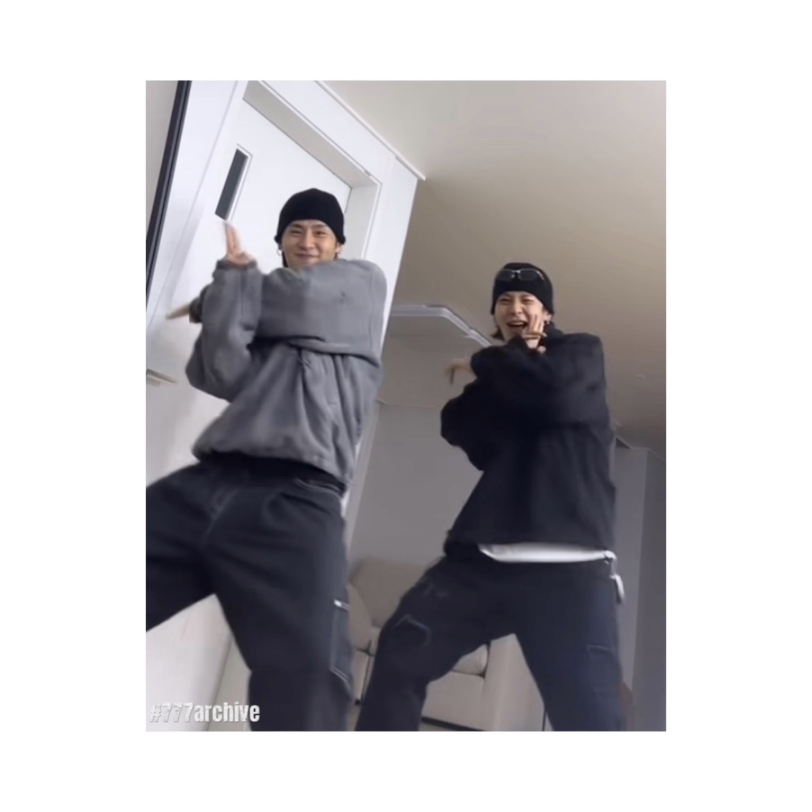 Thug Club Rock Hoodie Gray, Thug Club Rock Hoodie Black 착용 스타일 - 3