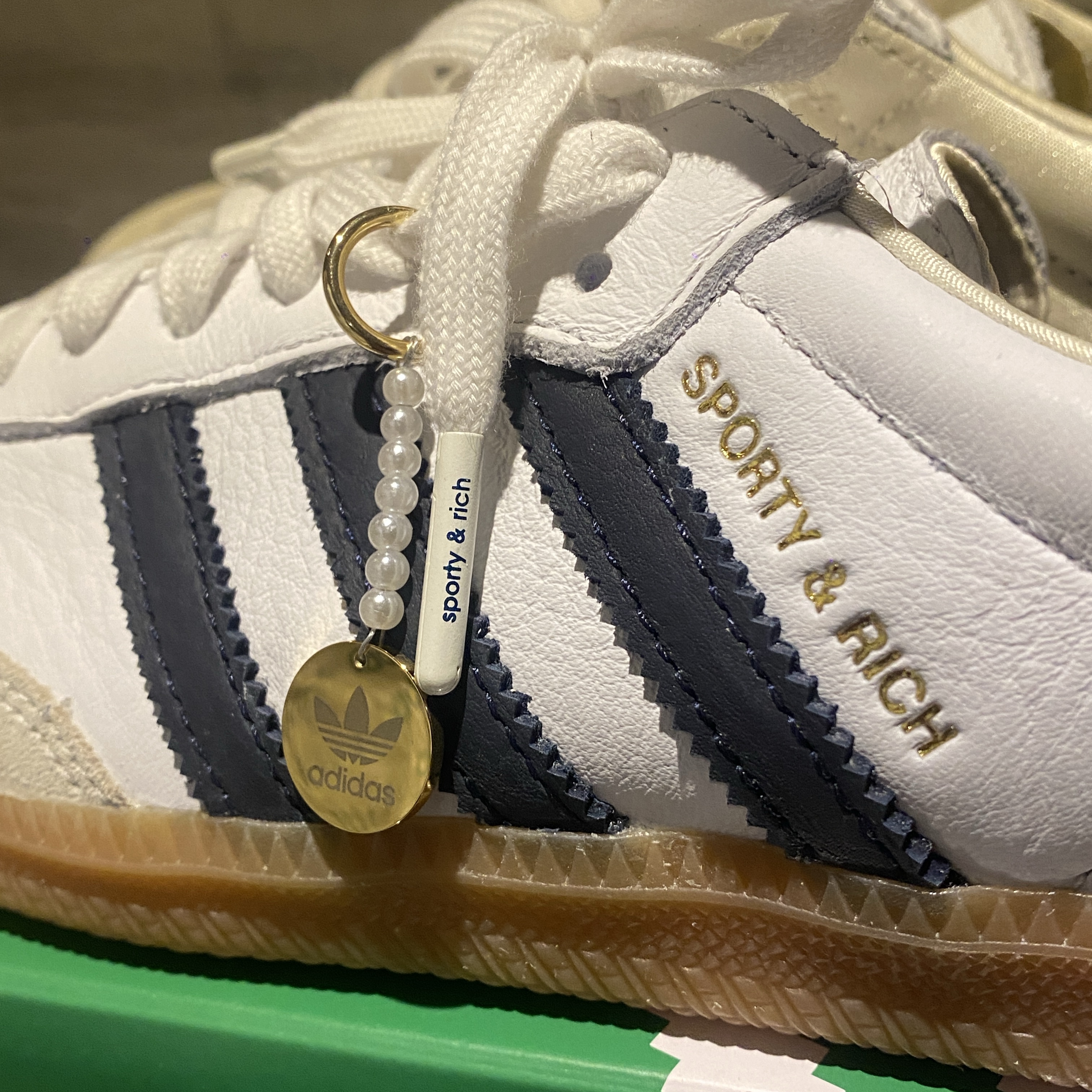 Adidas x Sporty & Rich Samba Cloud White Legend Ink 착용 스타일 - 2