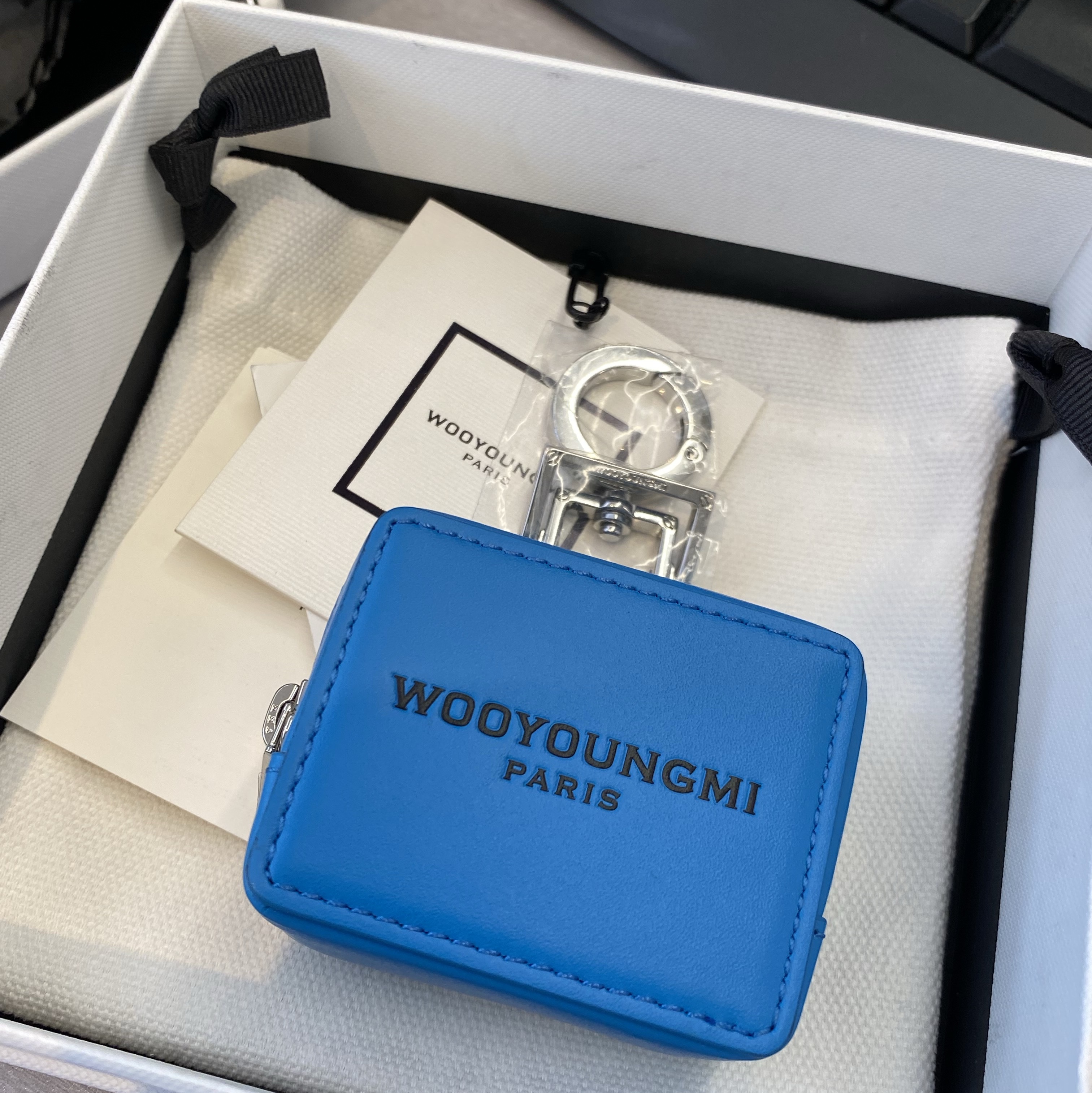 Wooyoungmi Square Mini Bag Black 착용 스타일 - 2