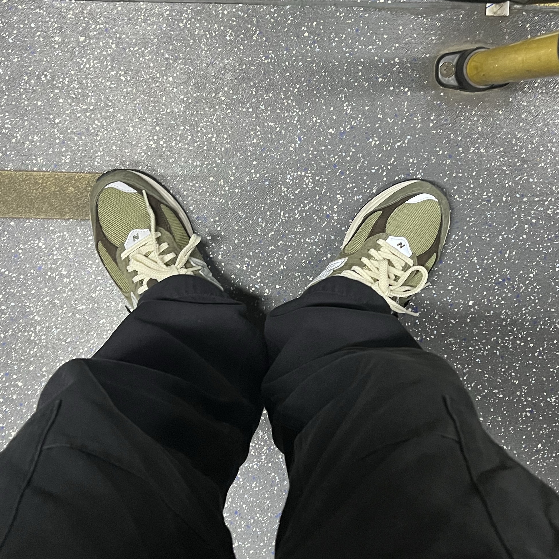 New Balance 2002R Special Vintage Khaki 착용 스타일 - 1