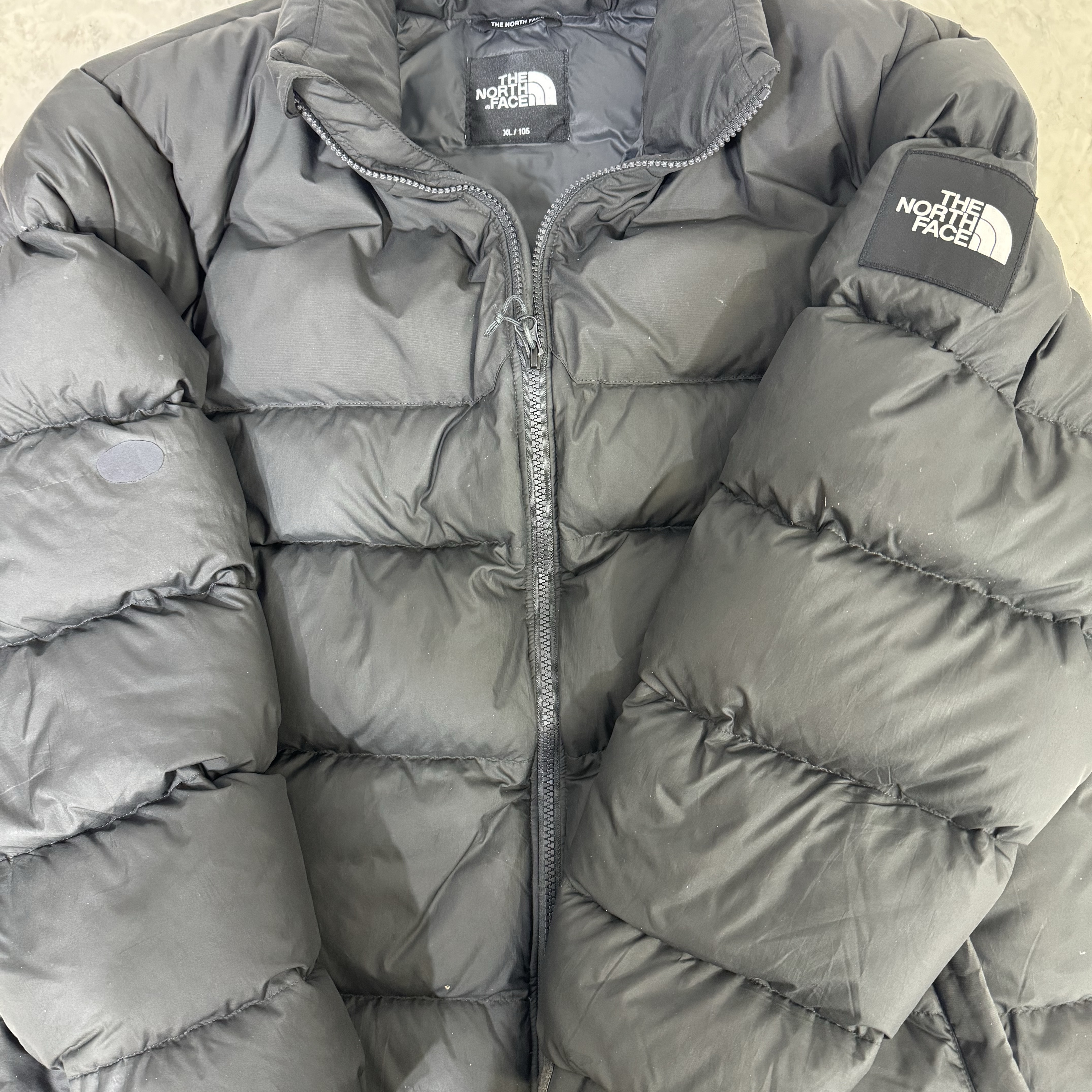 The North Face 1992 Nuptse Jacket Charcoal 착용 스타일 - 6