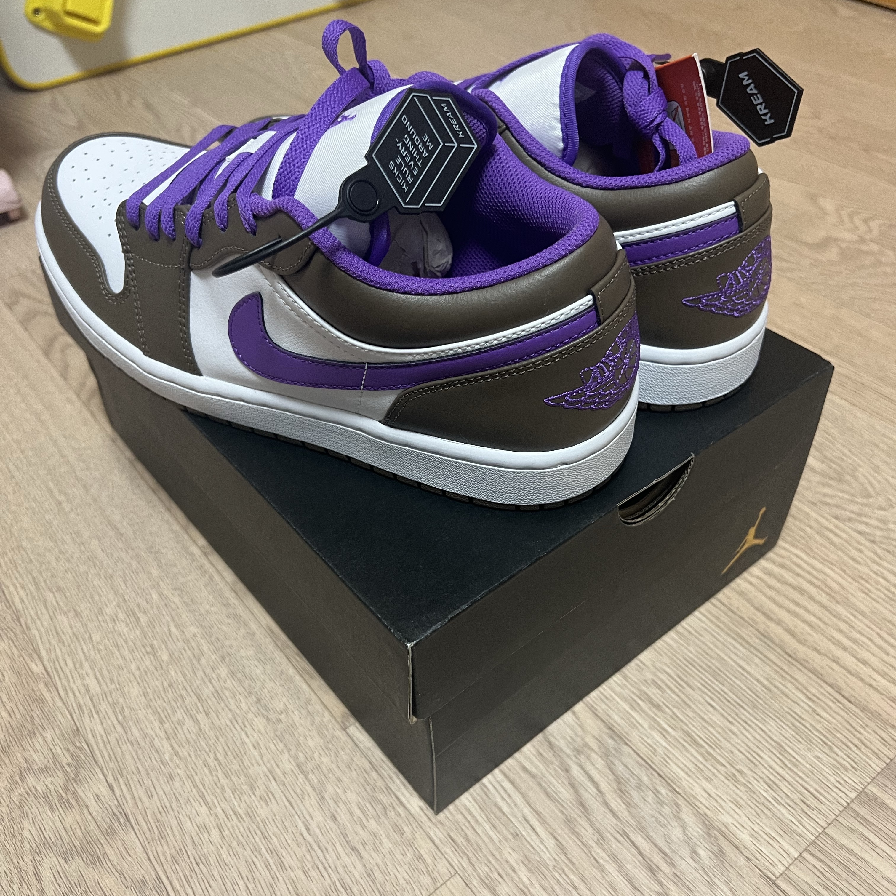 Jordan 1 Low Palomino Wild Berry 착용 스타일 - 1
