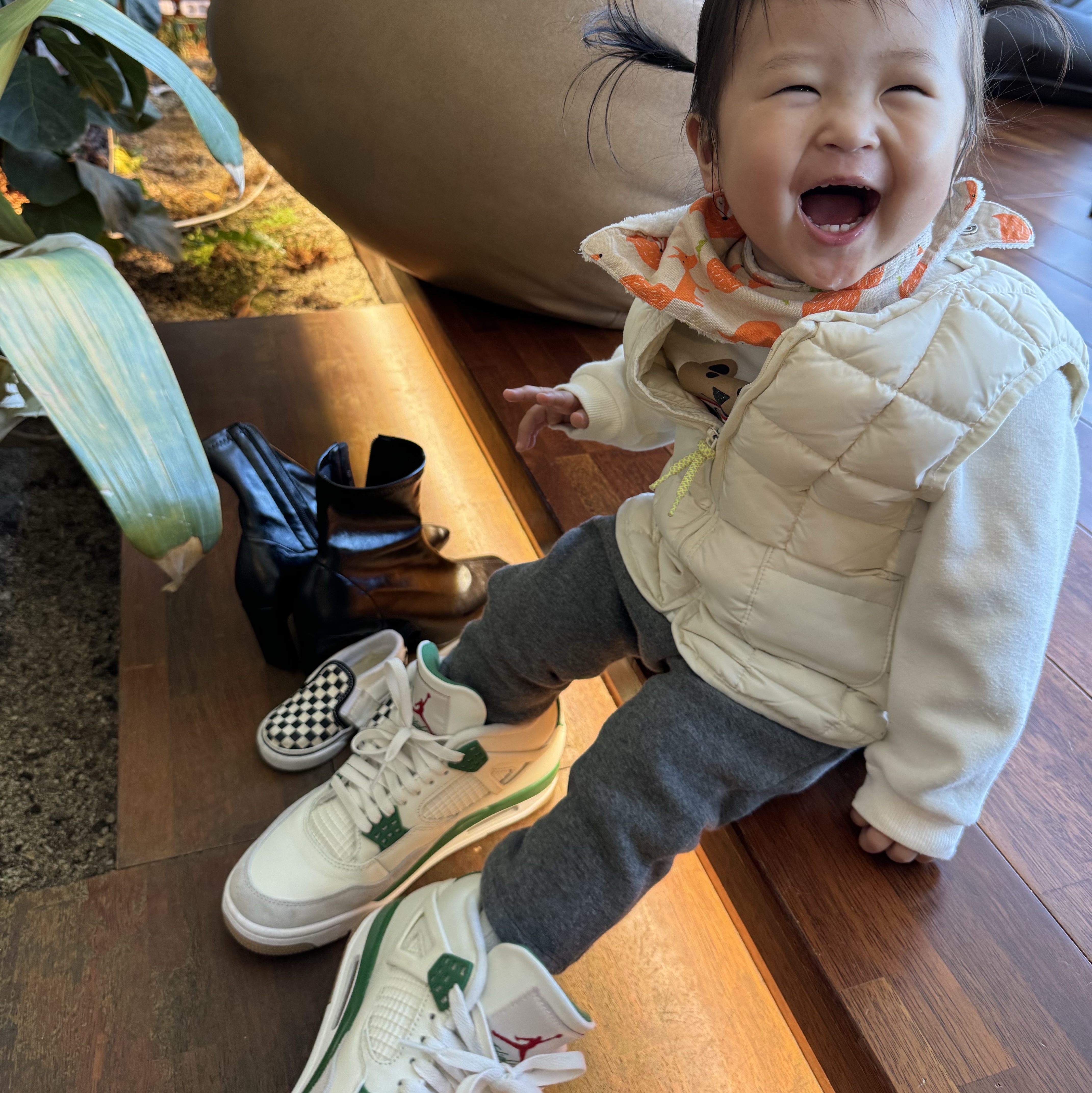 Jordan 4 x Nike SB Retro SP Pine Green, Stussy World Tour Hoodie Black 2023 착용 스타일 - 5