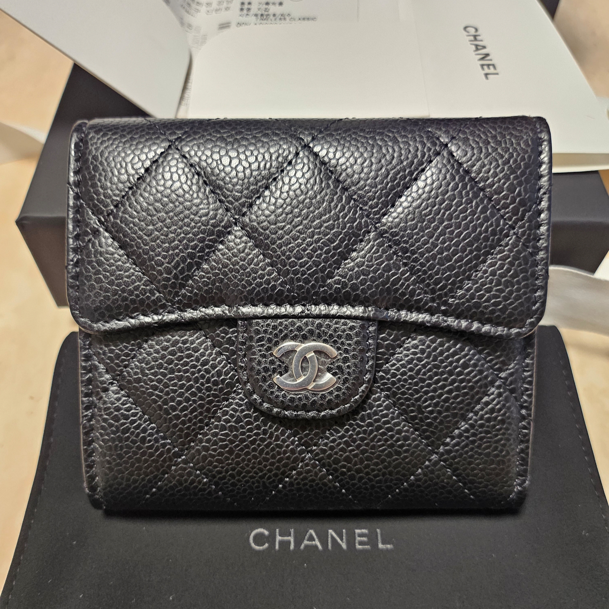 Chanel Small Classic Flap Wallet Grained Calfskin & Silver Black 착용 스타일 - 1