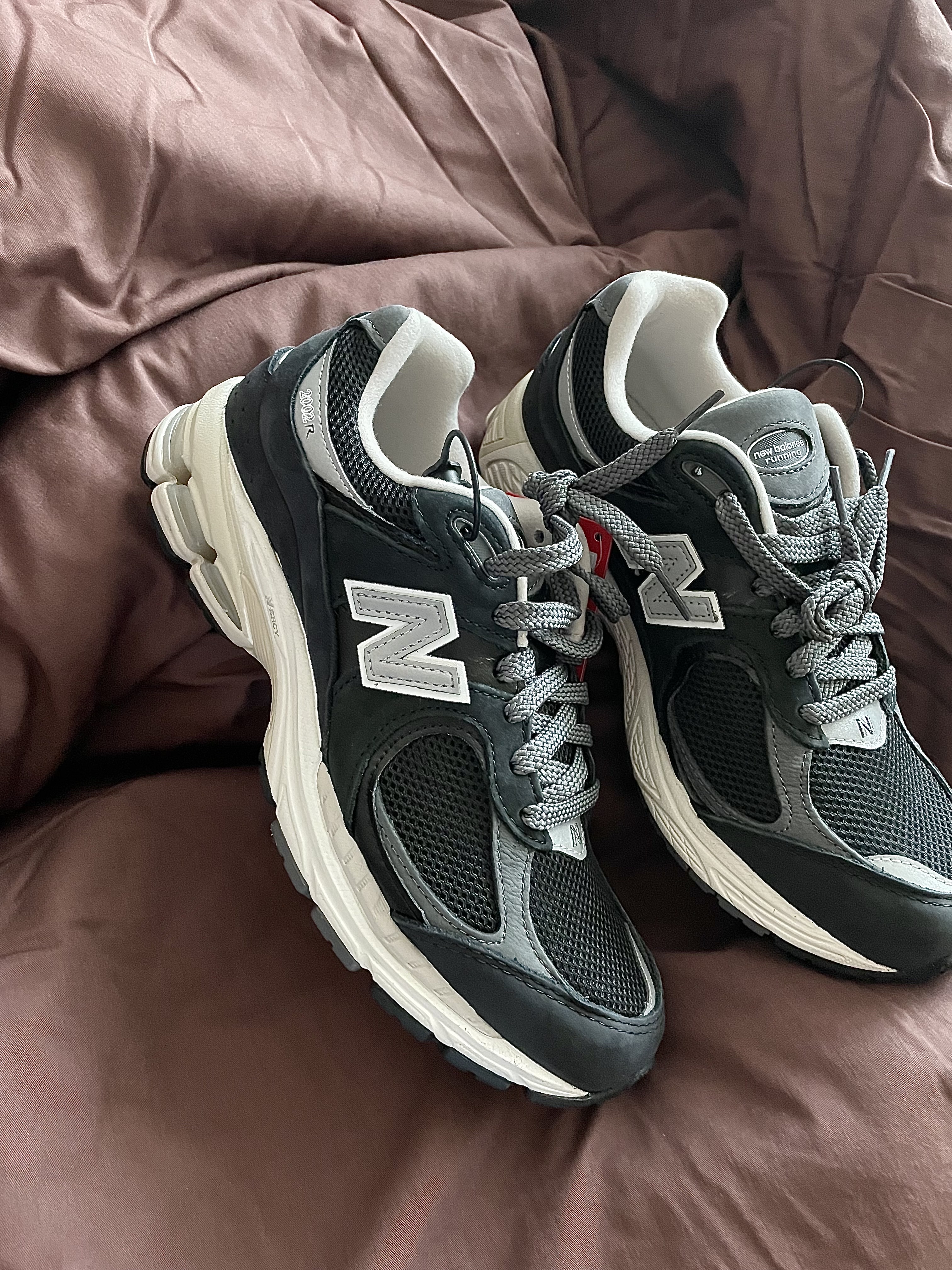 New Balance 2002R Premium Vintage Black 착용 스타일
