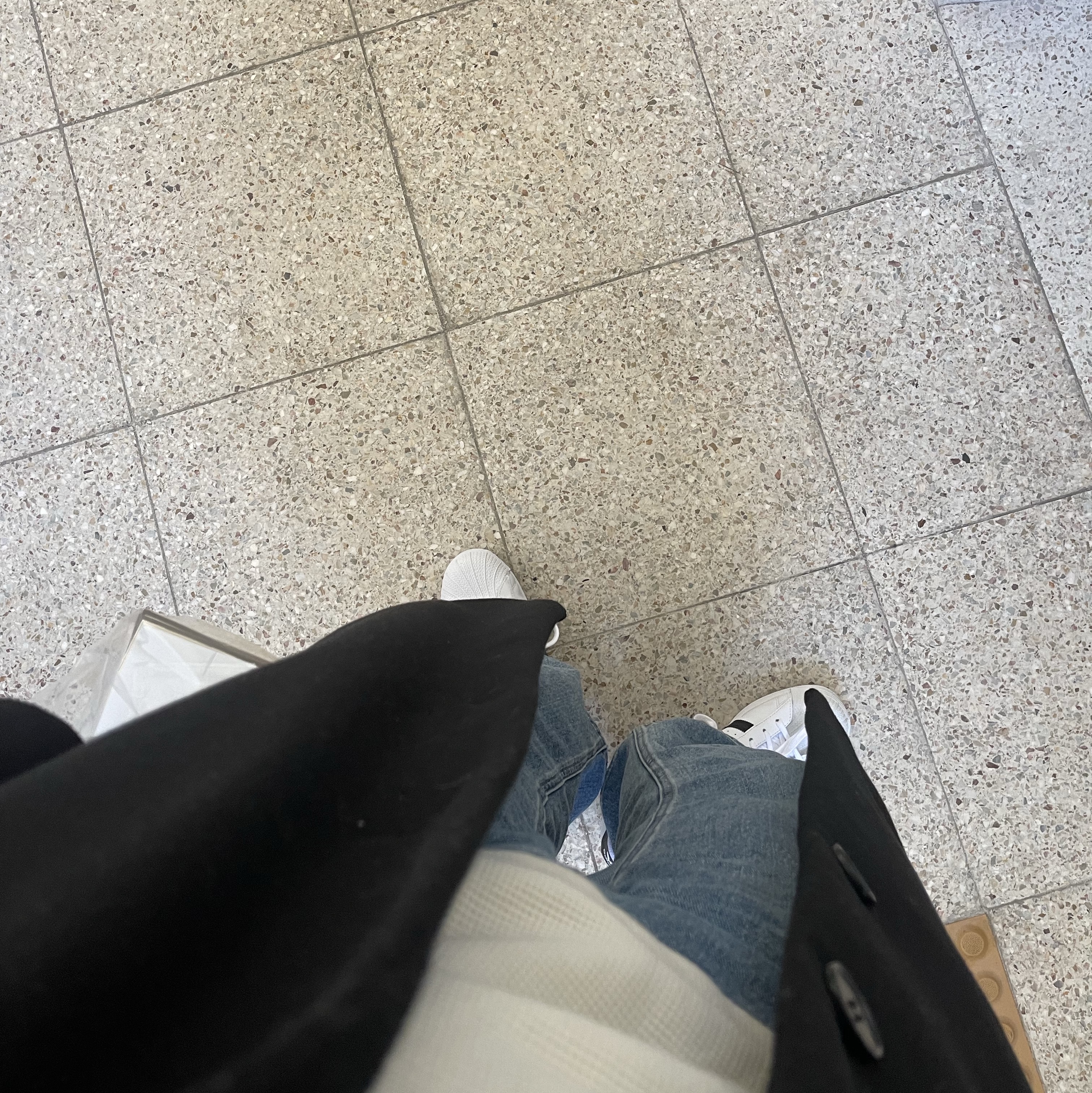 Adidas Superstar White Black 착용 스타일